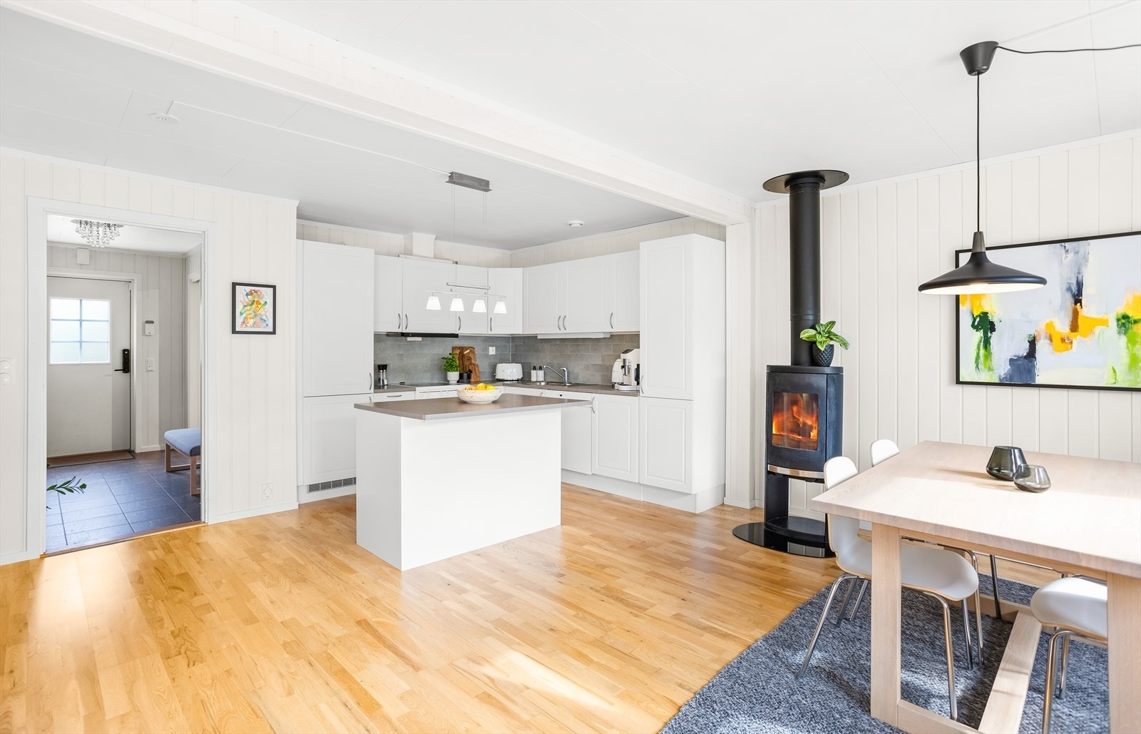 Flott kjøkken med praktisk kjøkkenøy i åpen løsning. Galleribilde