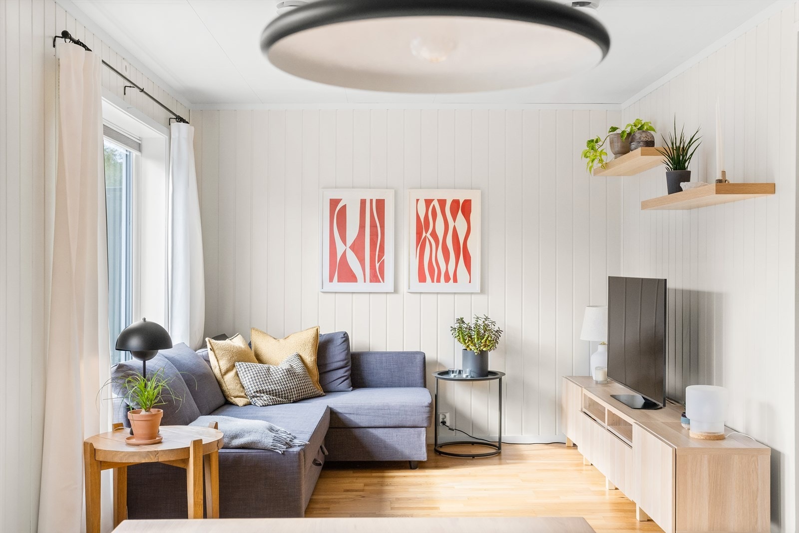 Stuen har gode møbleringsmuligheter med plass til sofagruppe, mediemøbler og spisebord. Galleribilde