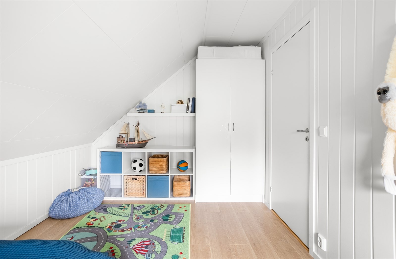 Lyst soverom med plass til seng, nattbord og kommode/garderobeskap. Galleribilde