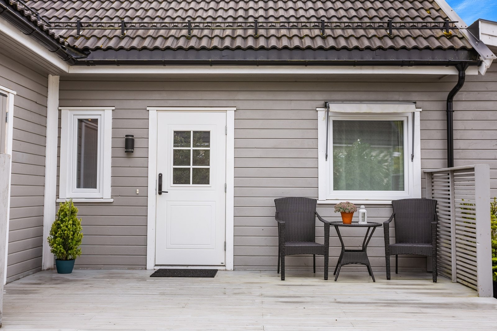 Du ønskes velkommen via en hyggelig terrasse på 15m² ved inngangspartiet. Galleribilde