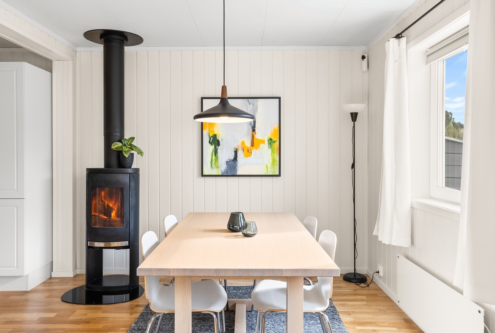 Det er satt inn en vedovn som gir både hygge og varme på kaldere dager. Galleribilde