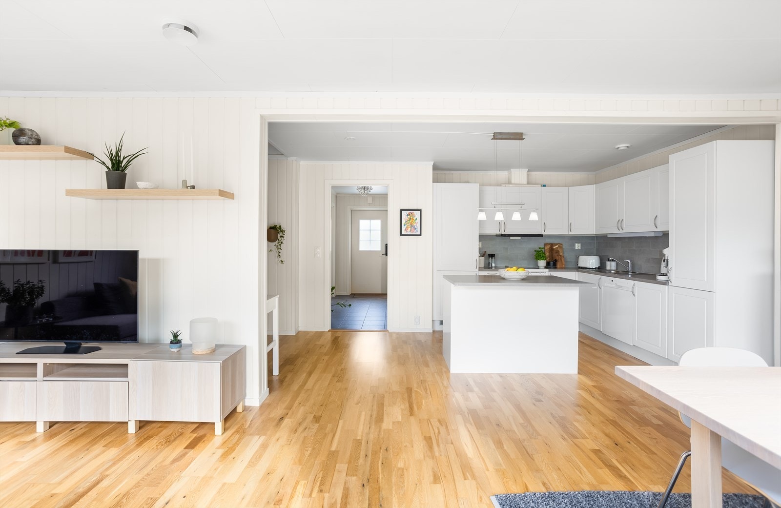 Boligen har en åpen stue-/kjøkkenløsning som gjør rommet til et hyggelig og sosialt oppholdsrom. Galleribilde