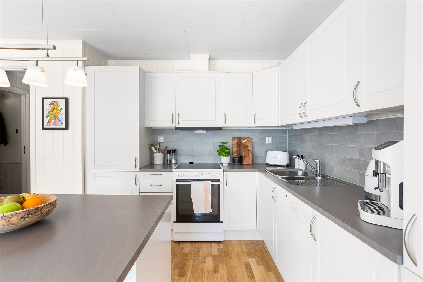 Kjøkkenet har rikelig med lagringsplass i skap og skuffer samt godt med benkeplass. Galleribilde