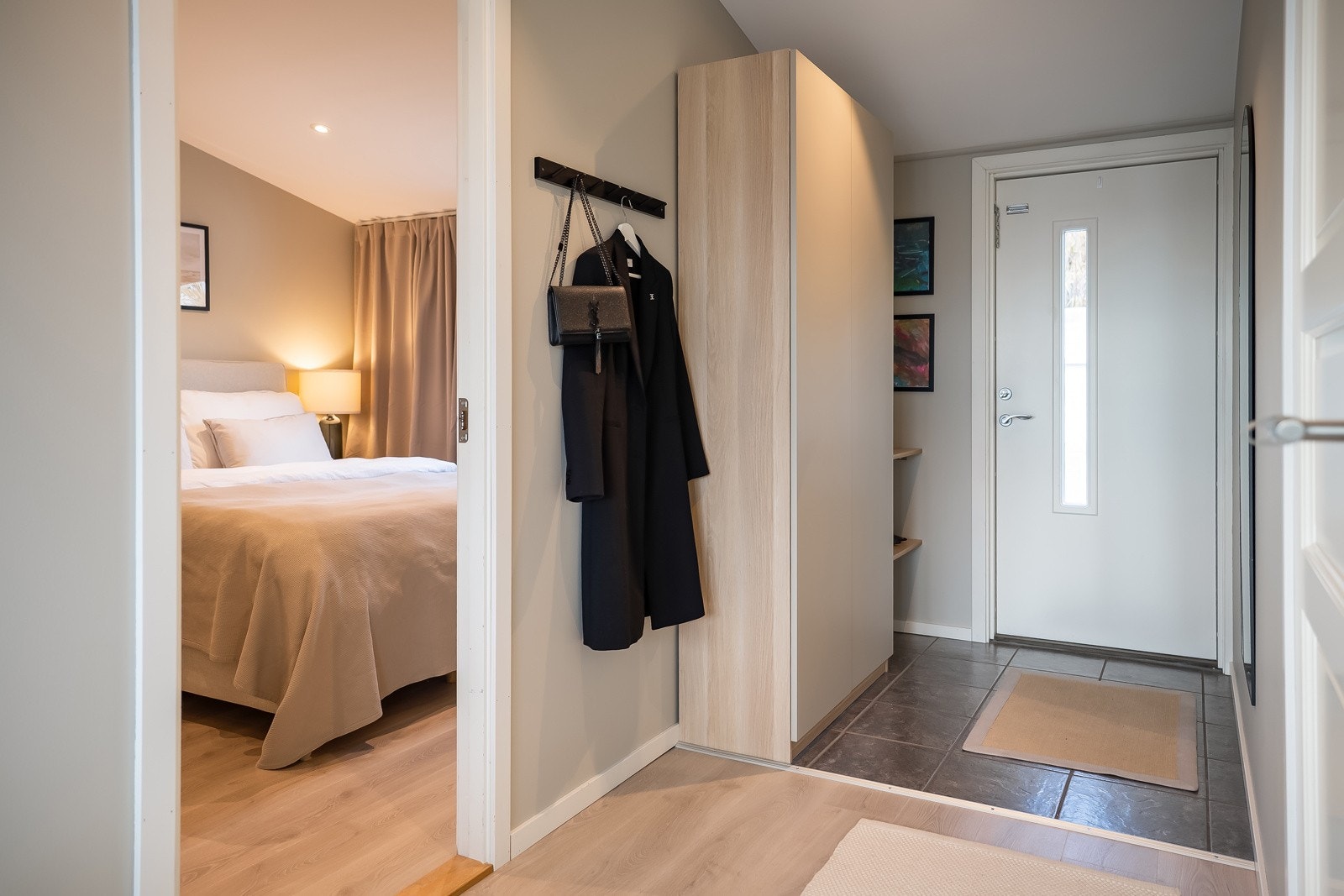 Lekker flislagt entré, som naturlig går over i parkett. God oppbevaringsplass i skap, men også i plassbygde hyller. Galleribilde