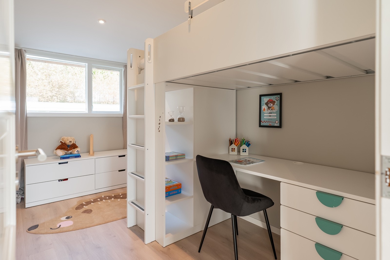 Lyst og koselig barnerom på 8 kvm med plass for køyeseng, garderobeløsning og skrivepult. Rommet har lysmalte overflater, downlights i tak og vinduer som vender ut mot rolige omgivelser. Galleribilde