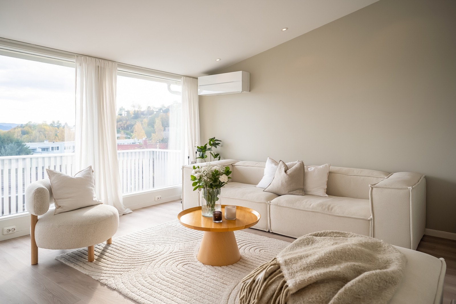 Stue- og kjøkkenarealet ligger i åpen løsning. Det er installerert nye dimbare downlights i tak, i tillegg ble det malt opp på nytt i 2023/2024. Galleribilde