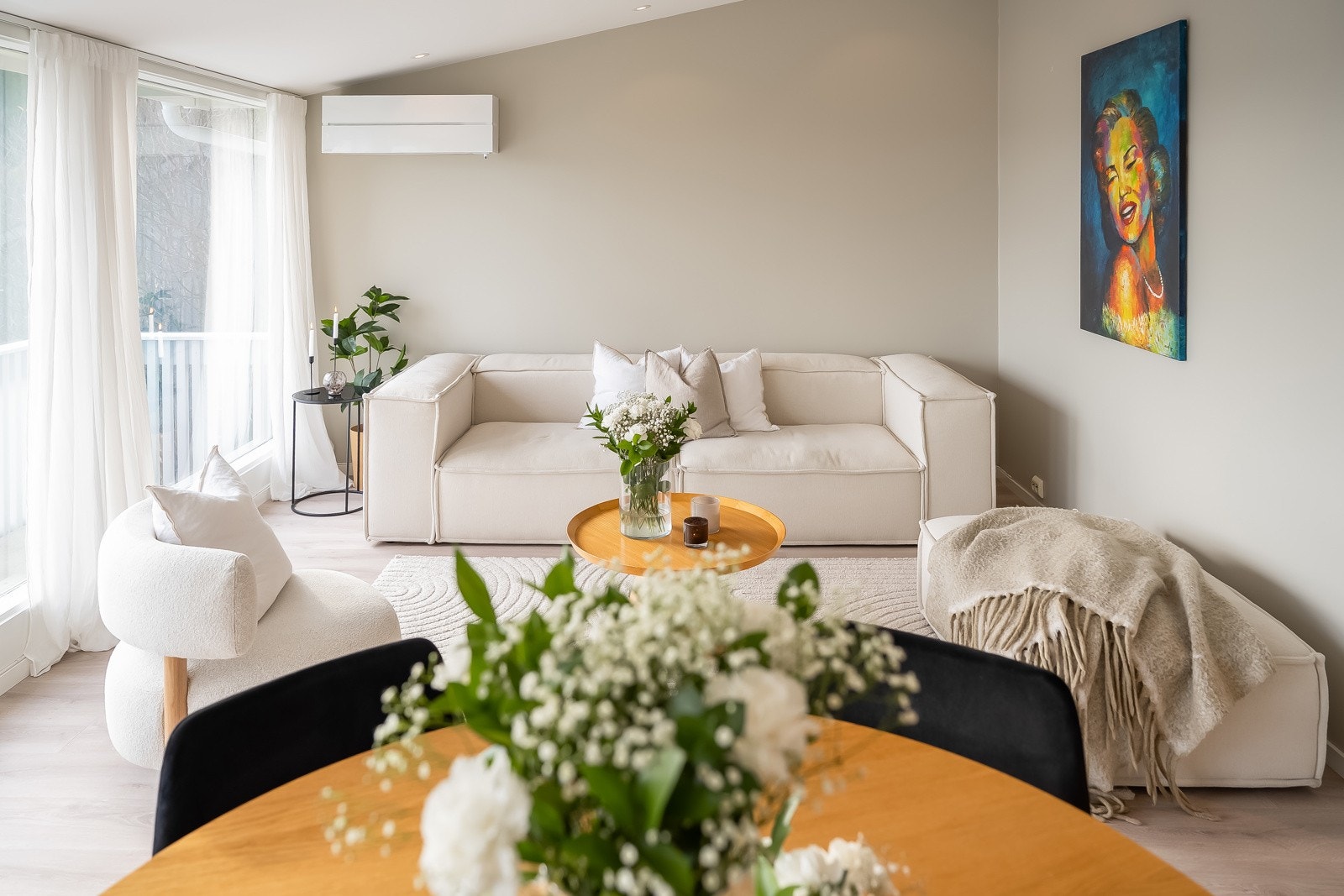 Leiligheten fremstår med en særdeles flott standard og er oppgradert i nyere tid. Galleribilde