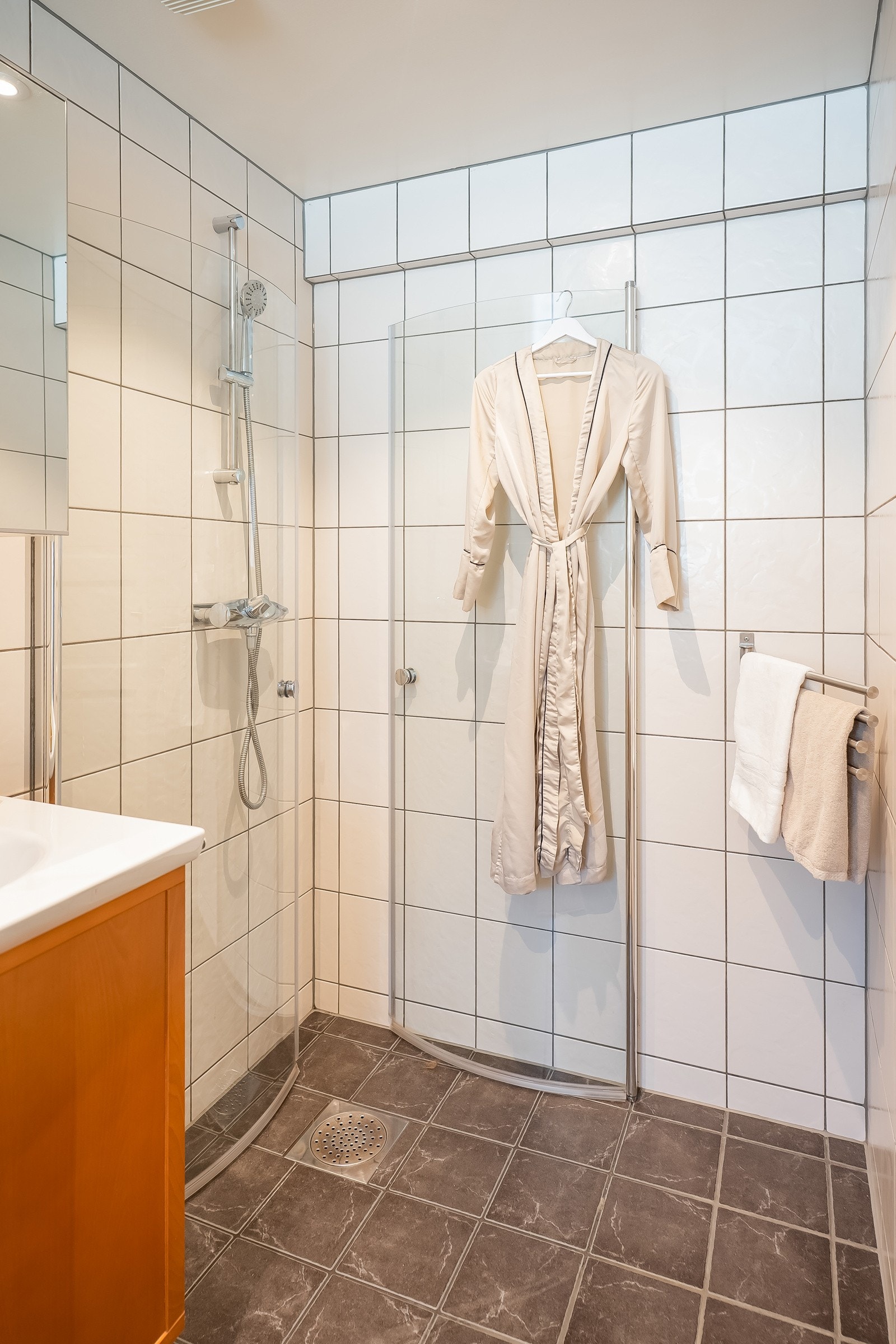 Ny termostat, varmtvannsbereder og toalett fra 2023-2024. Dusjsone med infellebare glassdører. Galleribilde