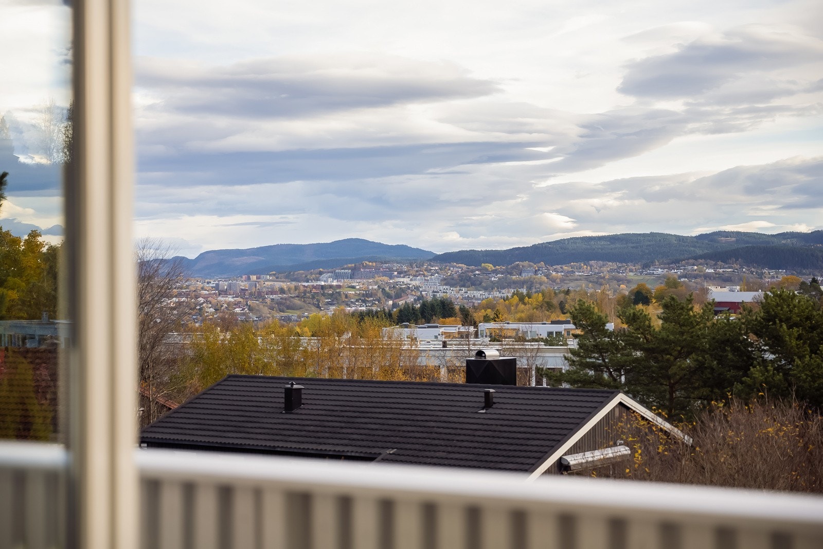 Fra balkongen har man nydelig utsikt over store deler av byen. Galleribilde