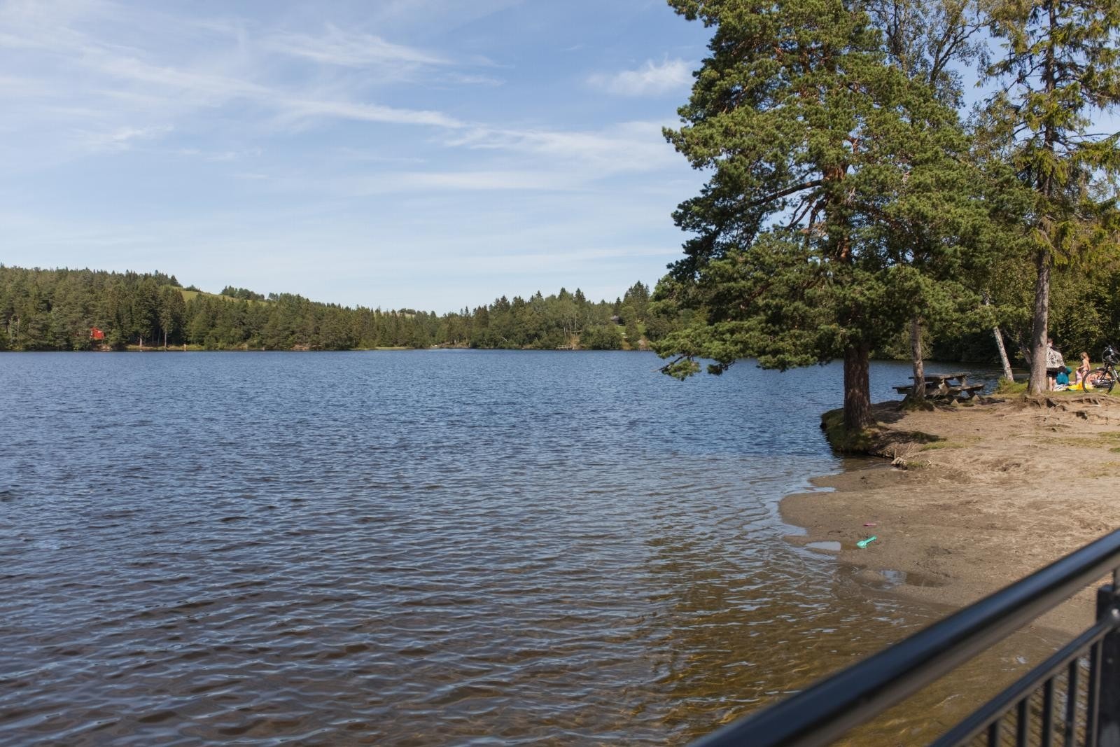 Kyvannet ligger kort vei fra leiligheten og er en populær badeplass med tursti rundt hele vannet. Galleribilde
