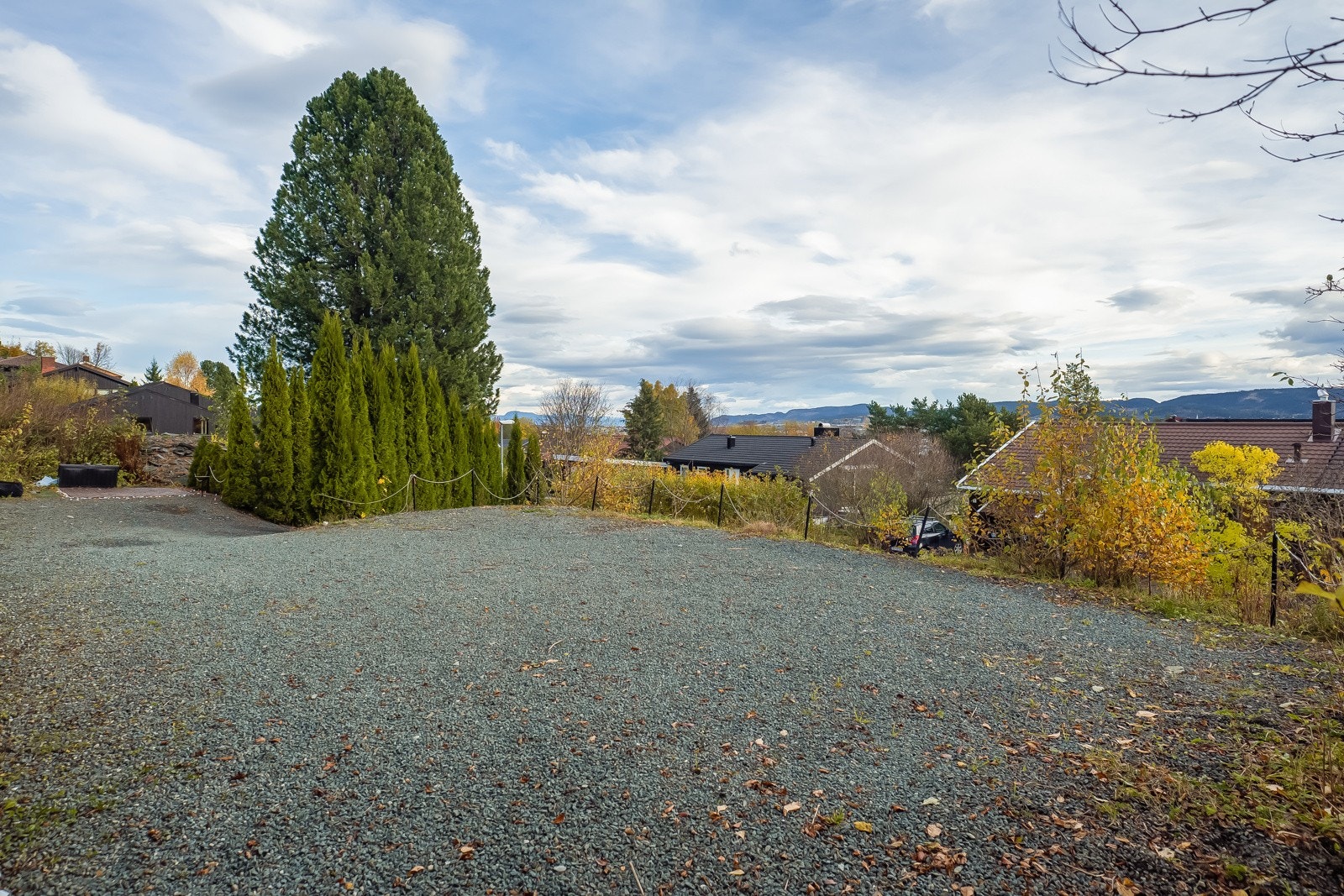 Det medfølger en biloppstillingsplass på gårdsplassen. Galleribilde