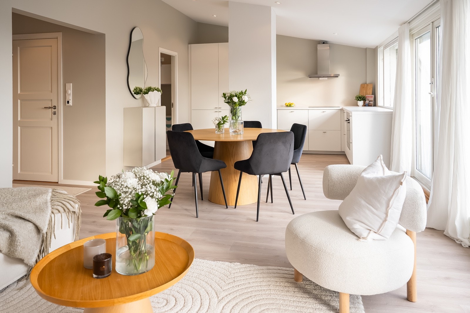 Praktisk planløsning med naturlig plass for spisebord i overgangen fra stue til kjøkken. Galleribilde