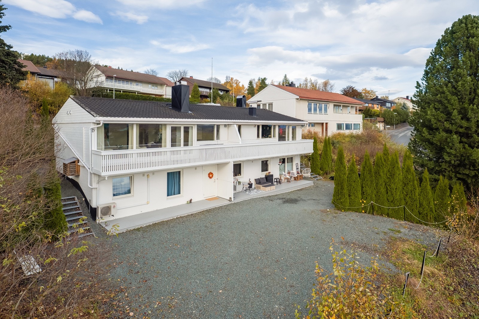 Skjermet og usjenert beliggenhet med fanastisk utsikt samtidig minimalt med innsyn. Galleribilde