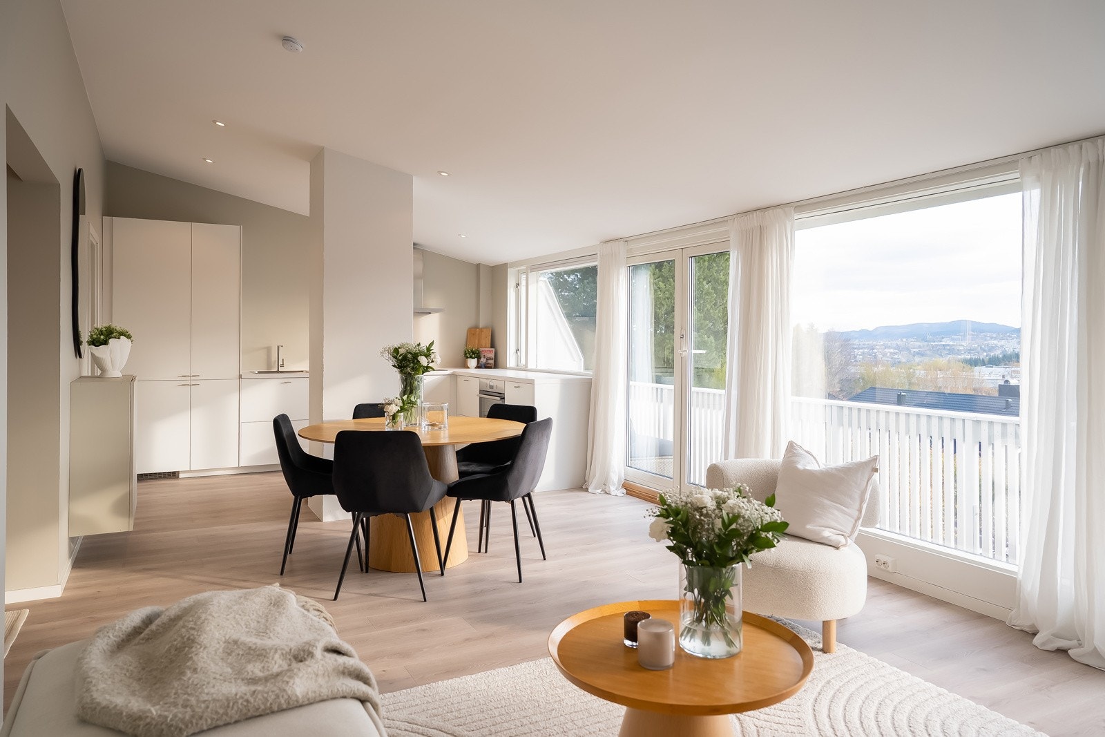 Store vindusflater som strekker seg fra tak til gulv og gir rikelig med naturlig lys. Den generøse takhøyden bidrar til en luftig og romslig atmosfære. Galleribilde