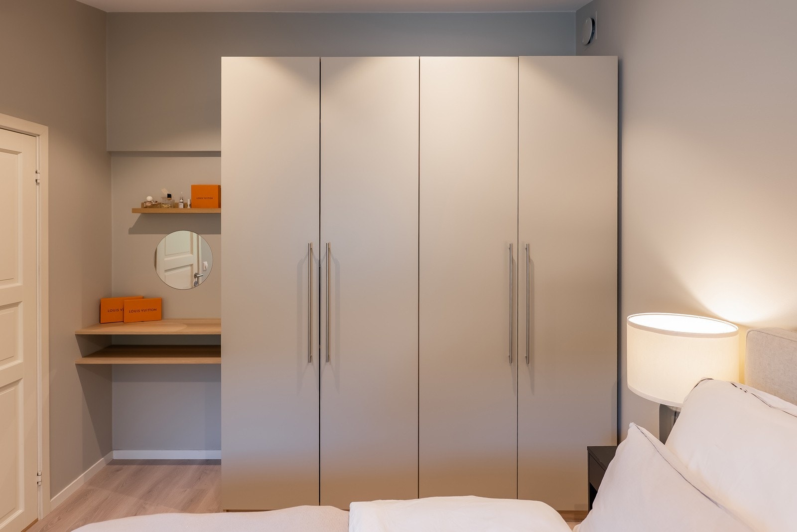 Romslig og lekker garderobeløsning som medfølger handelen. Praktisk plassbygd pult. Galleribilde