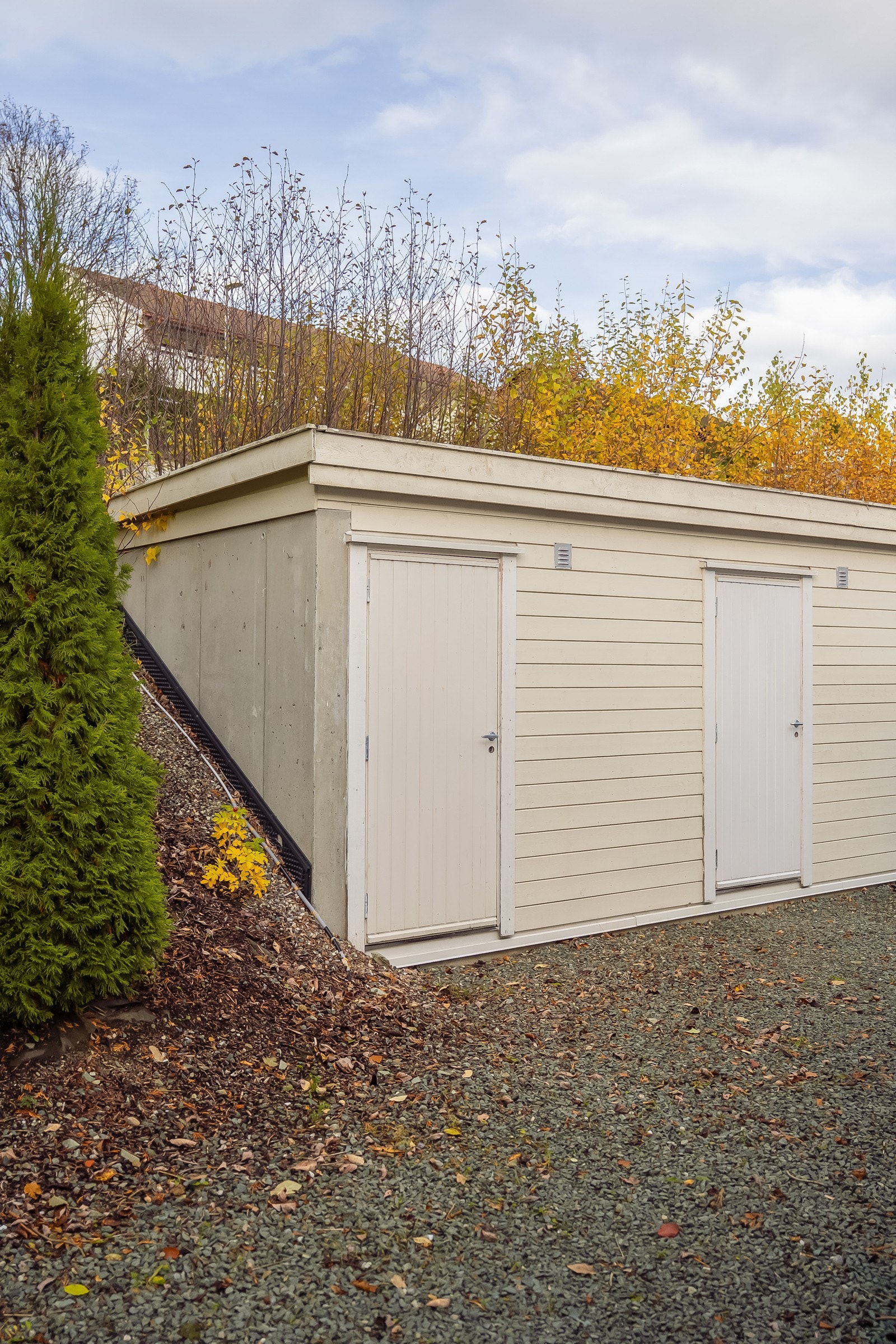 Praktisk, utendørs bod på ca. 5 kvm medfølger handelen. Galleribilde