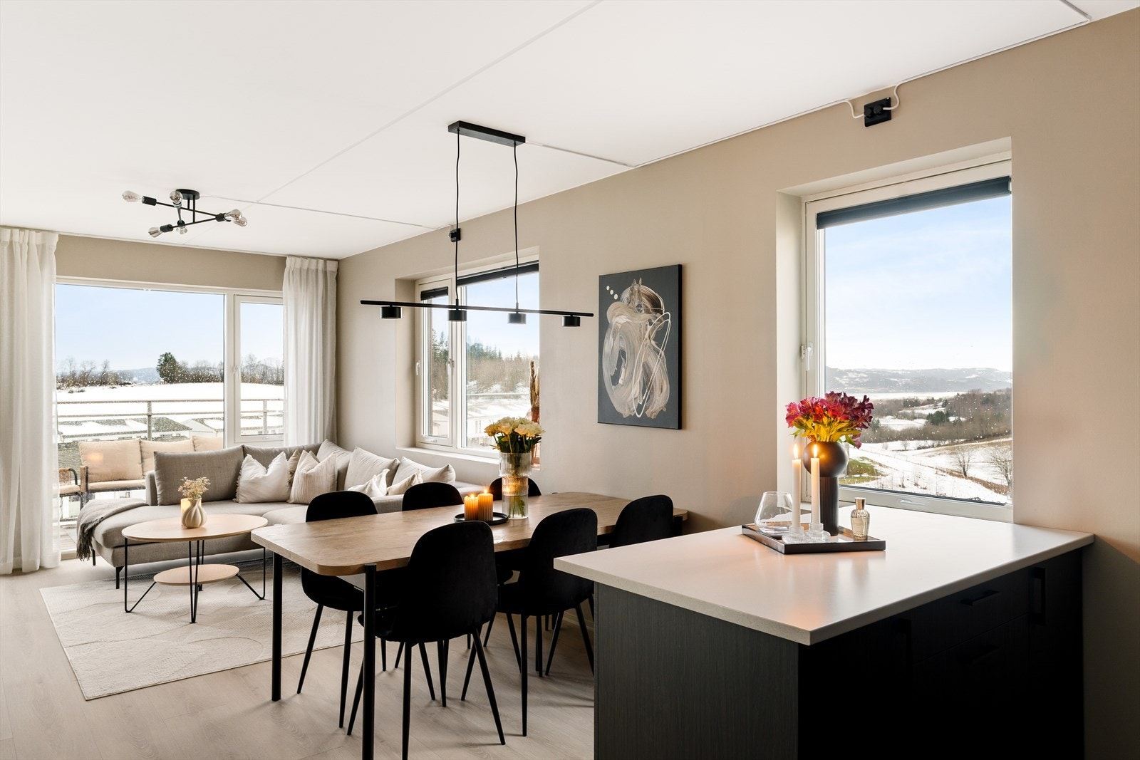 Godt med plass til spisebord - perfekt for å invitere venner og familie til hyggelige stunder. Galleribilde