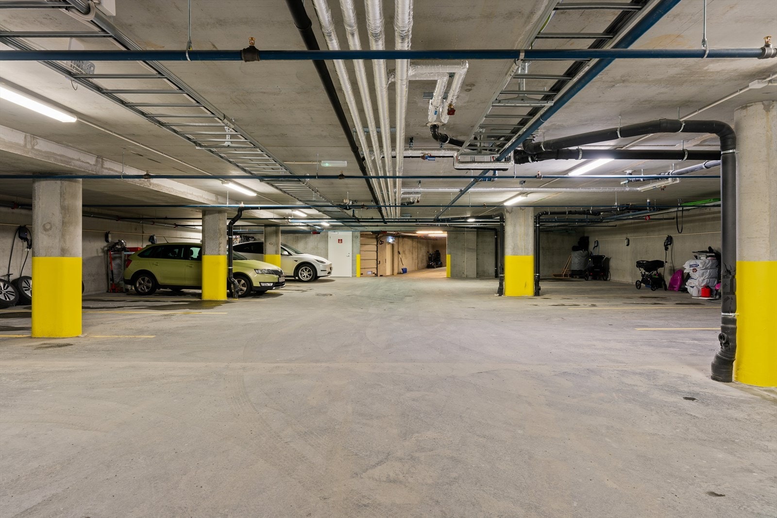 Fast garasjeplass i kjelleren igjennom leieavtale som følger leiligheten. Dersom man ikke har behov for plassen selv kan denne leies ut videre. Galleribilde