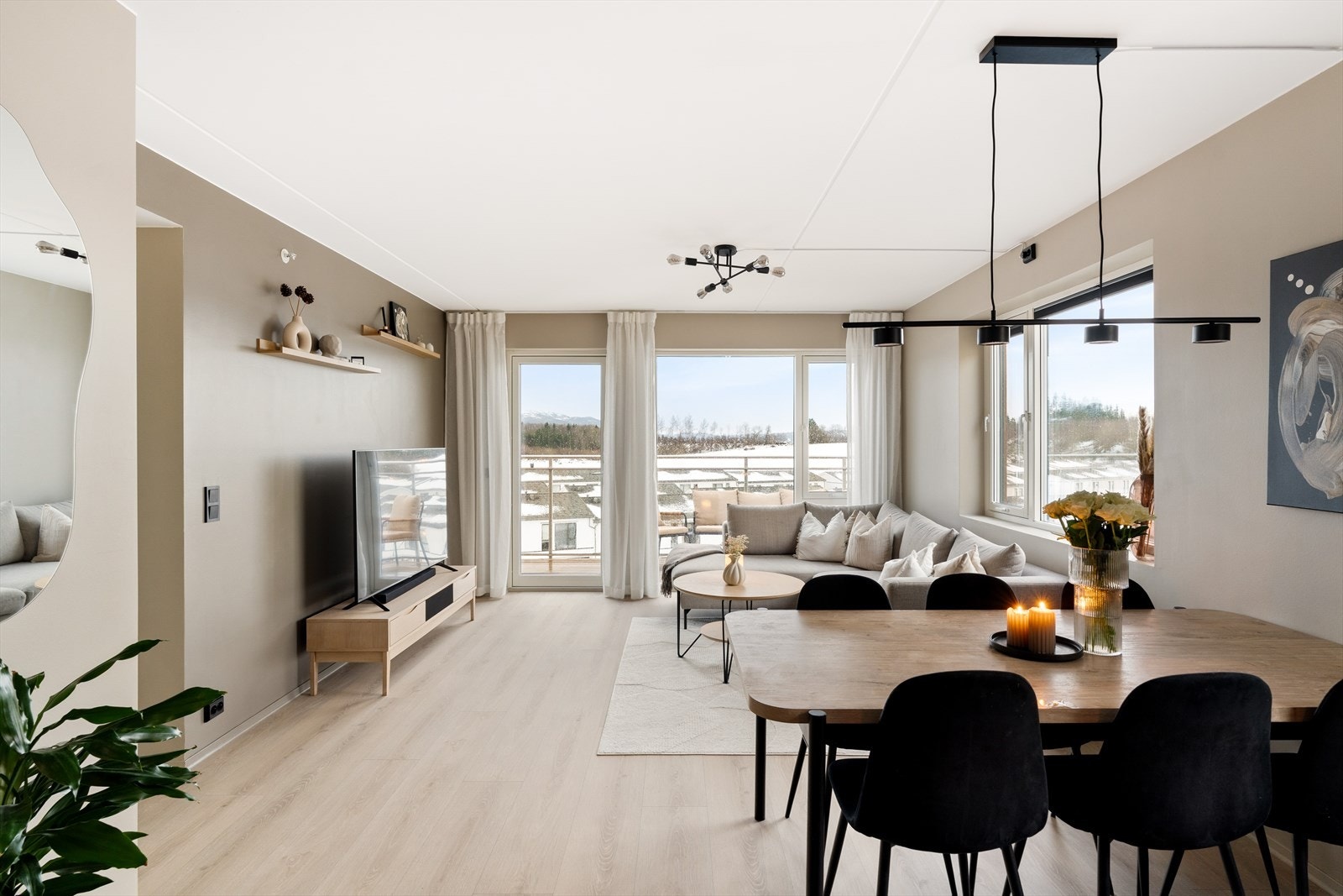 Leiligheten ligger i byggets fjerde/øverste etasje og inneholder: Entré/gang, stue, kjøkken, bad, to soverom og bod. Galleribilde