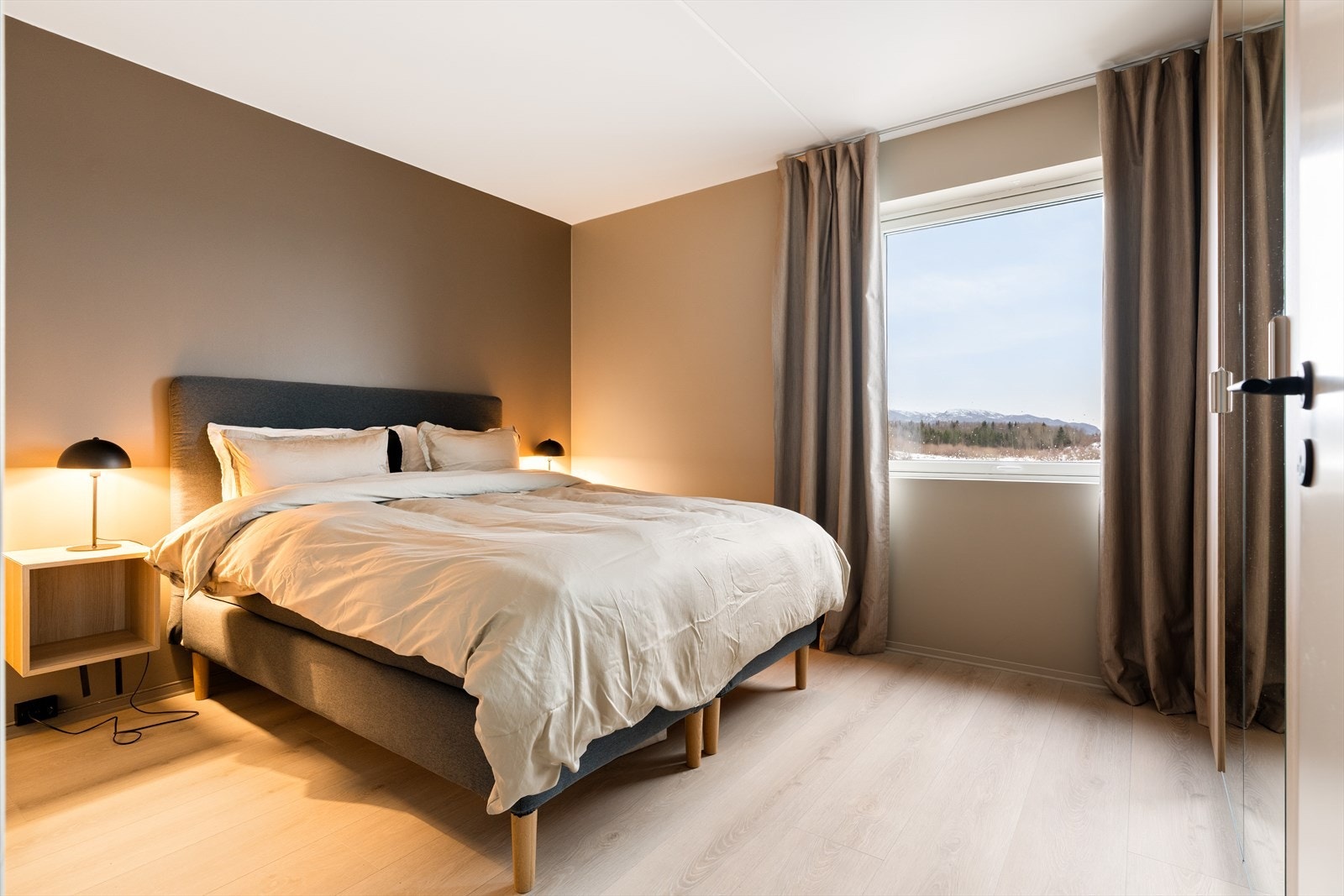 Soverommet er romslig med sine 12.4 m² og har god plass til dobbeltseng, tilhørende nattbord og garderobeskap. Galleribilde