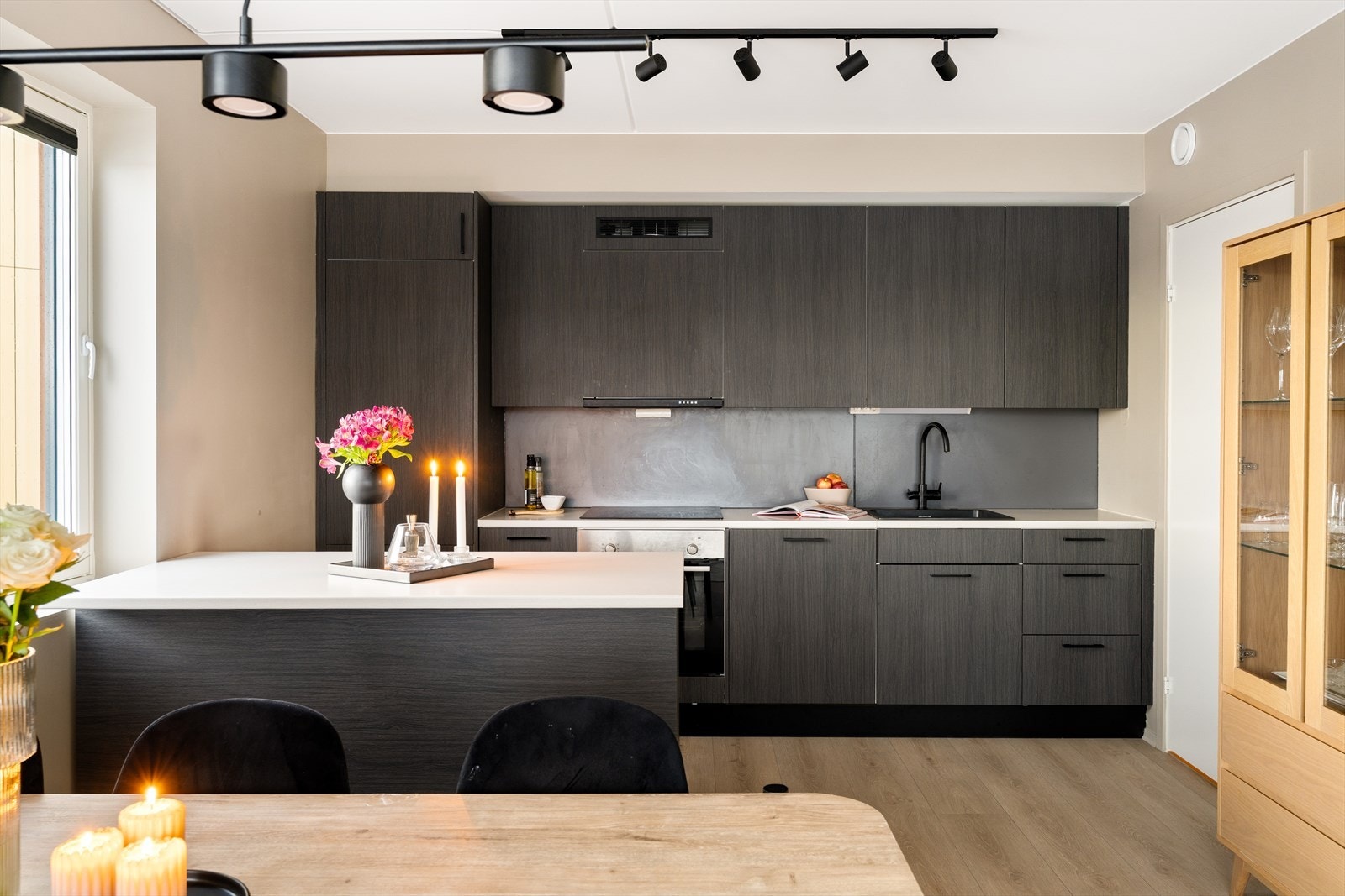 Praktisk kjøkkenøy som gir ekstra oppbevaringsplass og et naturlig skille mellom sonene. Galleribilde