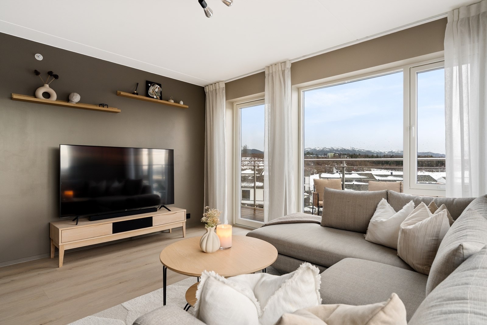 Oppvarming via behagelig vannbåren varme i gulv (fjernvarme). Dette er inkludert i felleskostnadene. For øvrig er velforeningskontigent, p-plass, TV/internett, bygningsforsikring, drift/vedlikehold inkludert. Galleribilde