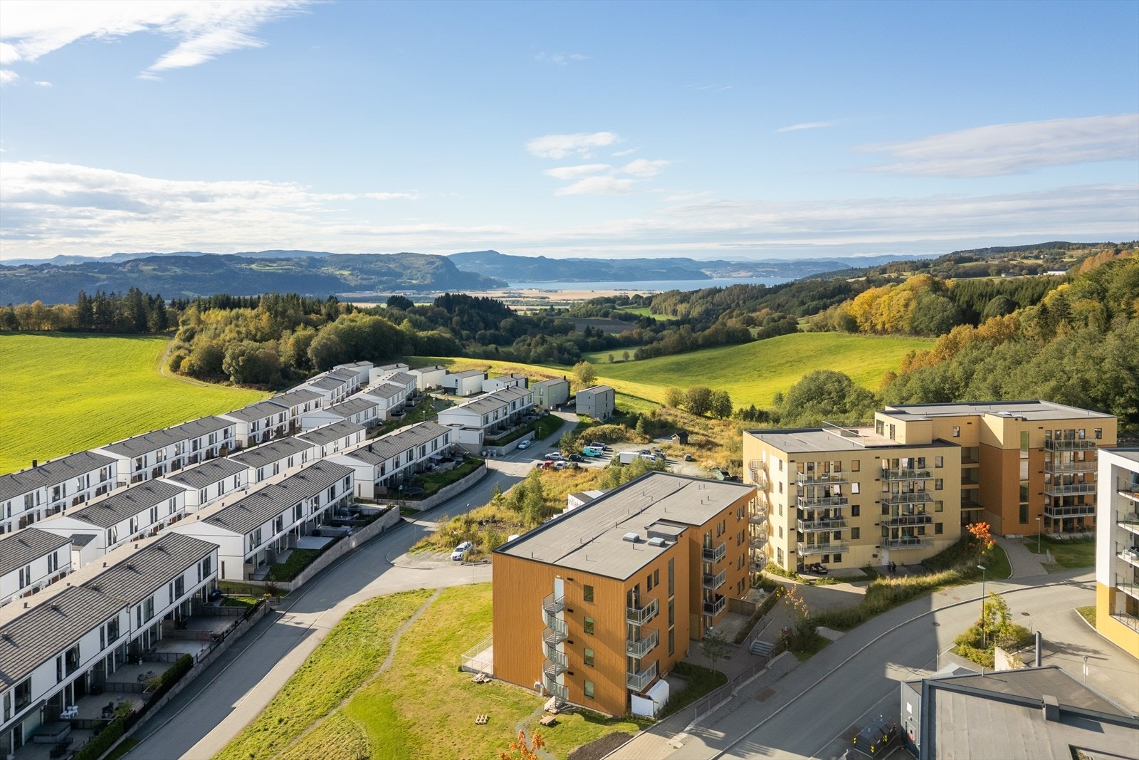 Lund Østre ligger med umiddelbar nærhet til marka. Fine og enkelt tilgjengelige turstier om sommeren - herlige skiløyper om vinteren! Metrobuss, dagligvarebutikk, skole og barnehage også innen gangavstand. Galleribilde