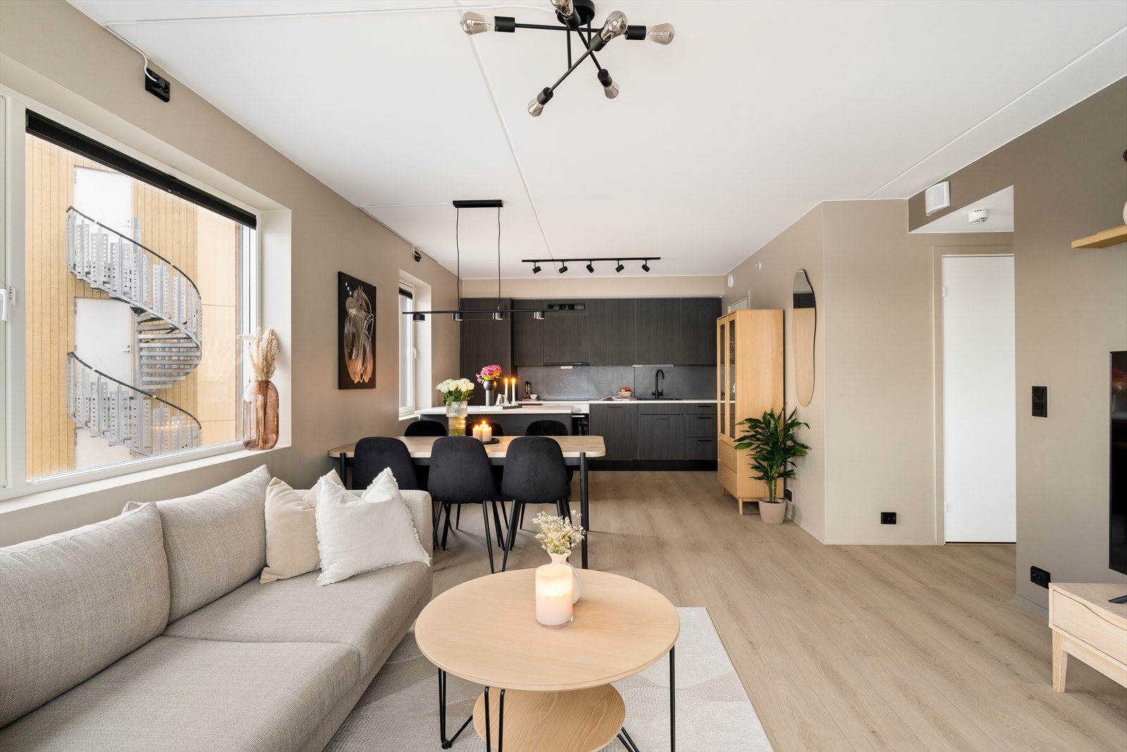 Den åpne stue/kjøkkenløsningen er på nærmere 30 m². Galleribilde