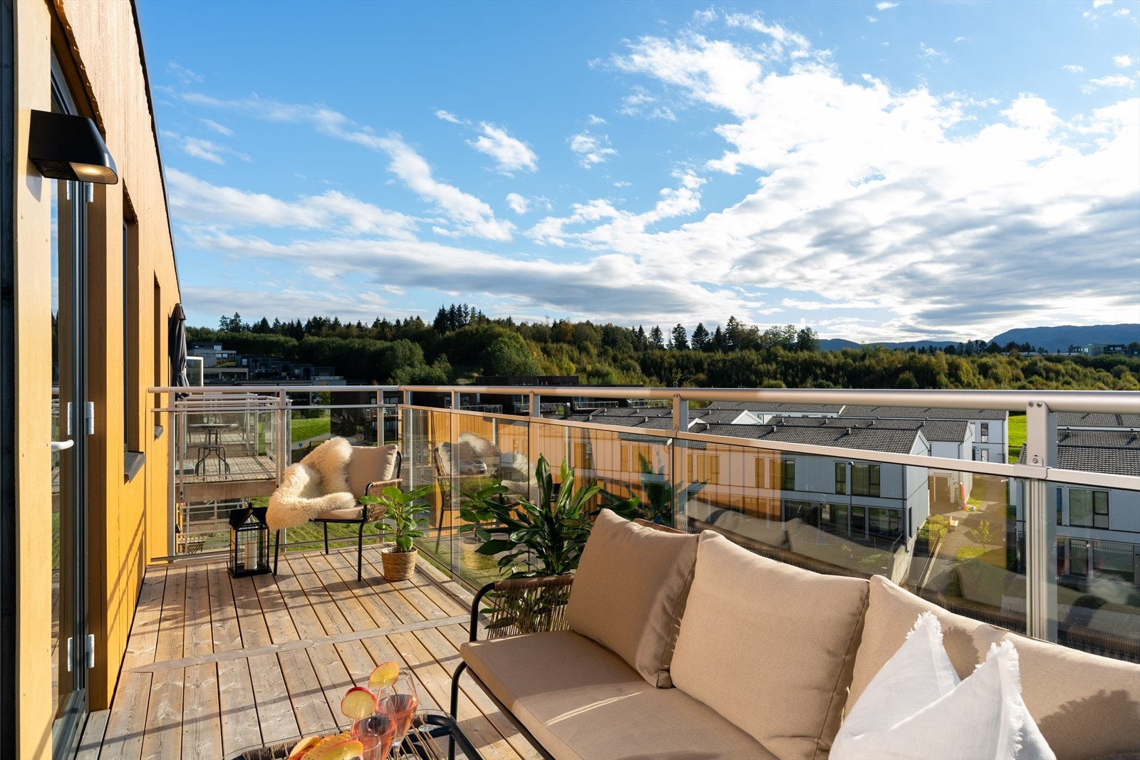 Den vender mot sørvest og har sol fra kl. 08:30 til 19:30 sommerstid. Galleribilde