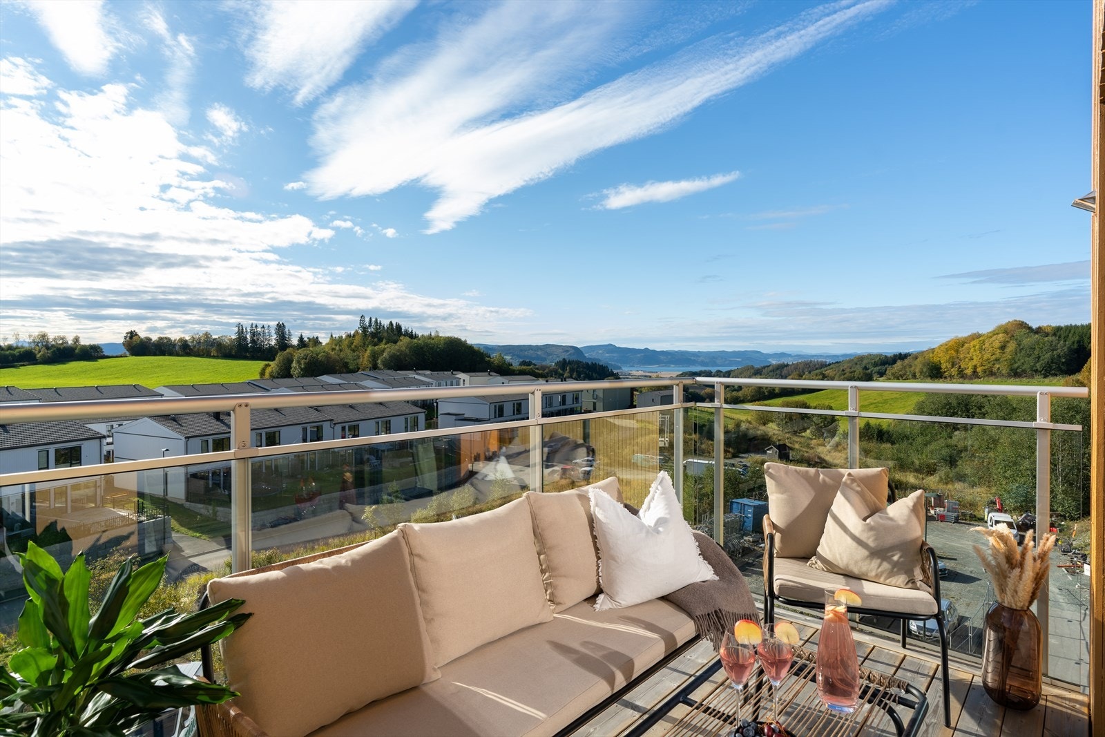 Balkongen byr både på herlige sol- og utsiktsforhold. Galleribilde