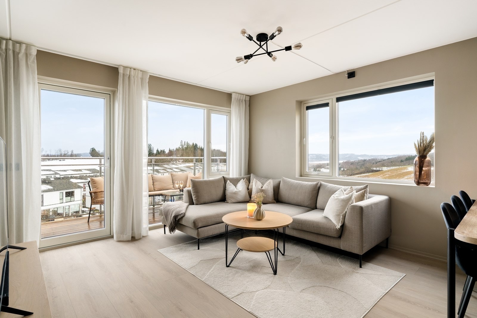 Som hjørneleilighet får man ekstra vindusflater og mye naturlig lysinnslipp. Samtidig ligger leiligheten slik til at det er ikke er innsyn. Galleribilde