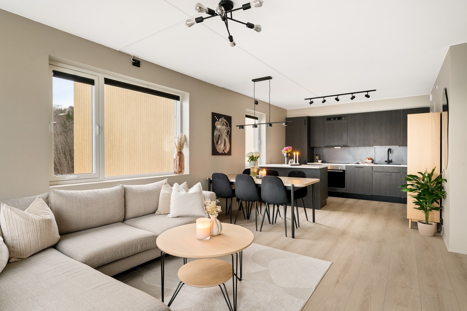 Leiligheten sto ferdig i 2022 og har følgelig god standard. I tillegg er den godt oppgradert fra standard leveranse med gulv, kjøkken, el og fargevalg. Galleribilde