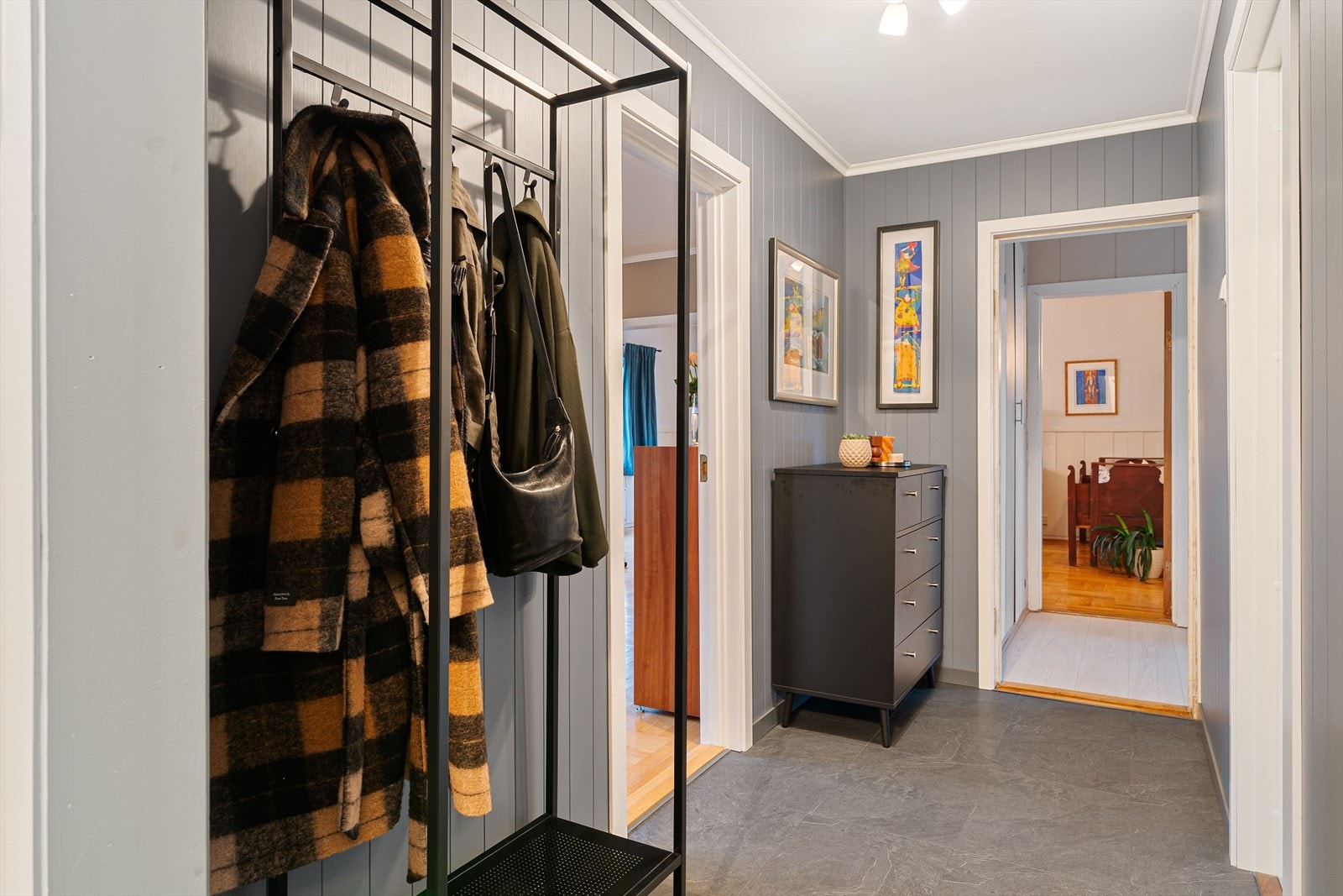 Gang på 8m² har godt med plass til yttertøy. Galleribilde
