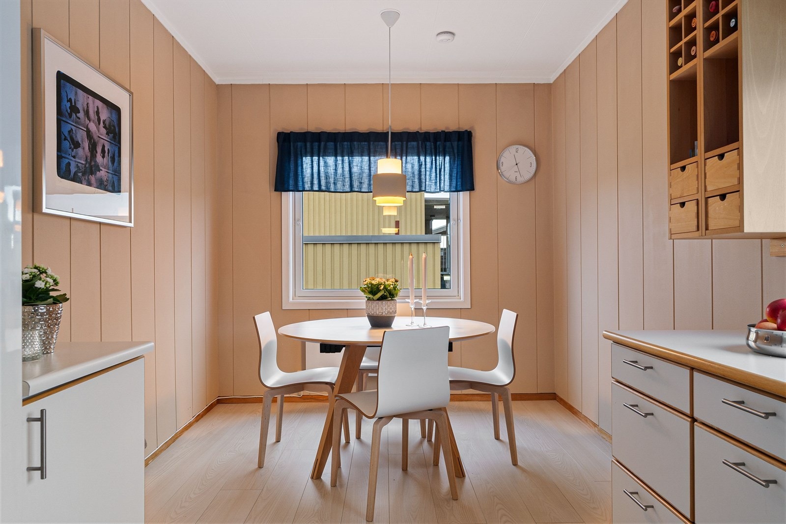 Kjøkkenet på 19 m² har godt med plass til eget spisebord. Galleribilde