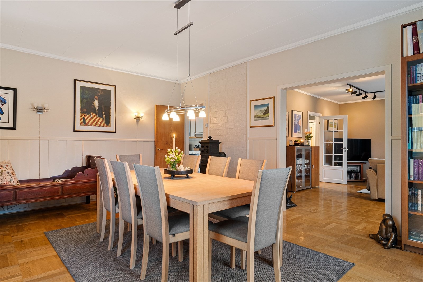 Romslig spisestue på 23m² med god plass til langbord. Galleribilde