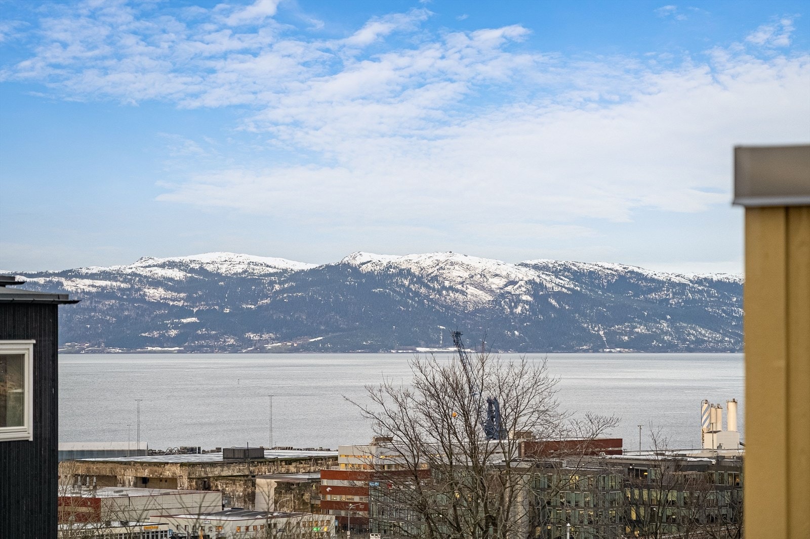 Fantastisk utsikt utover Fosen alpene. Galleribilde