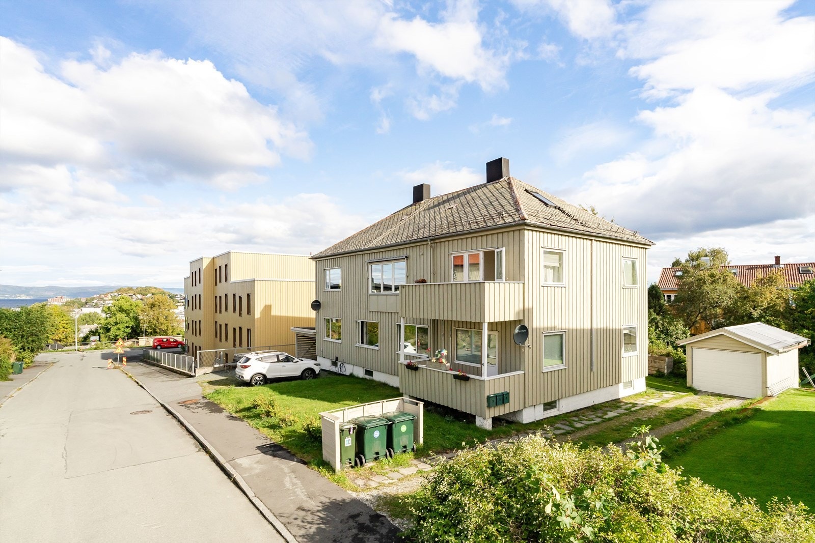 Leiligheten har en fast parkeringsplass på sameiets felles gårdsplass. Elbillader medfølger. Galleribilde