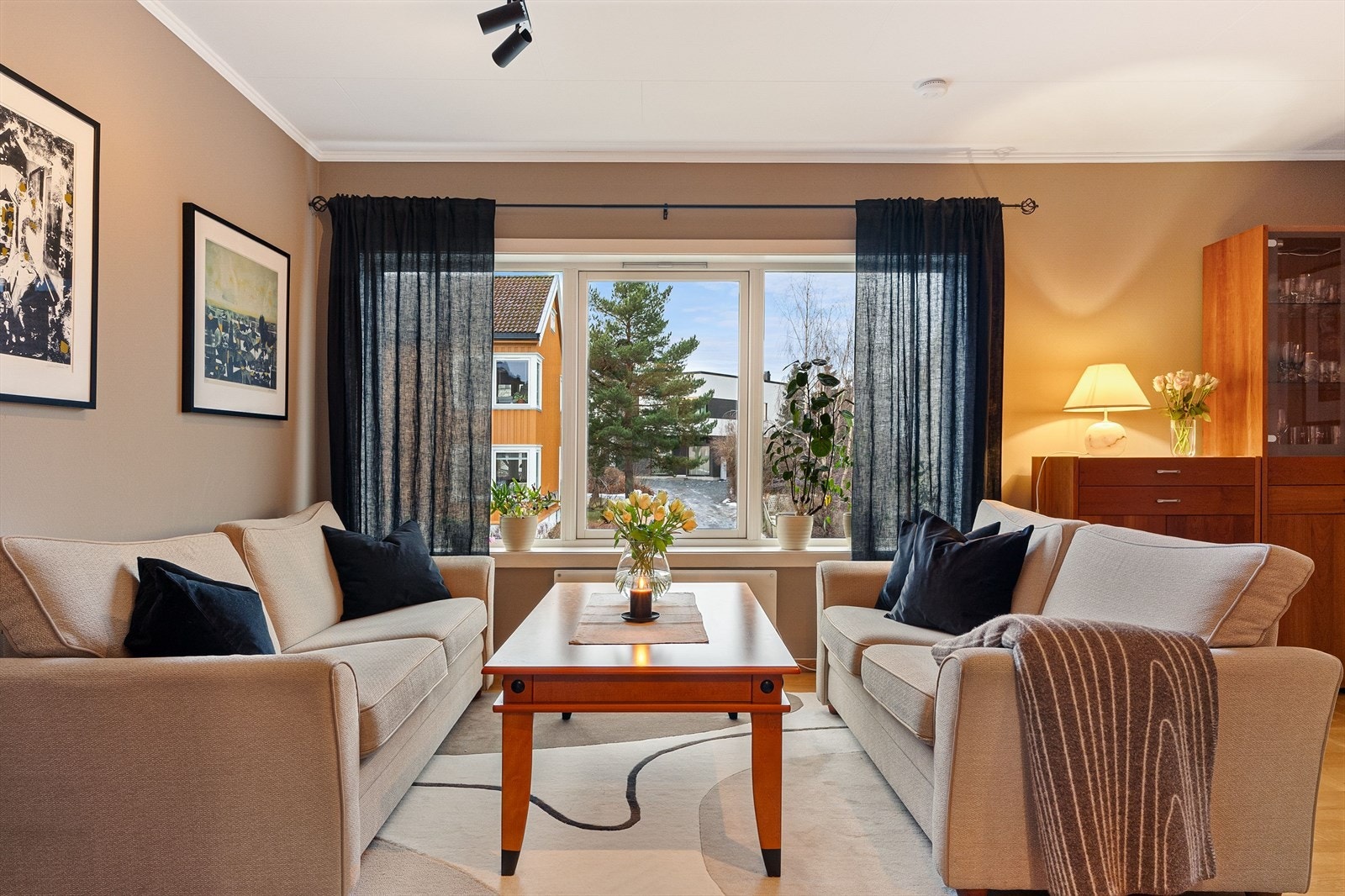 Stuen har naturlig lysinnslipp og er på 21m². Galleribilde