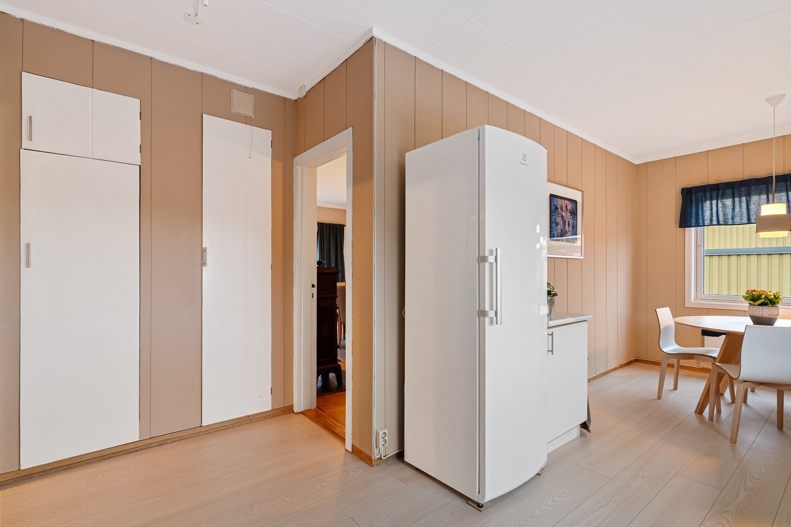 Fra spisestuen har man adkomst inn til kjøkkenet som er et eget rom adskilt fra stuen. Galleribilde