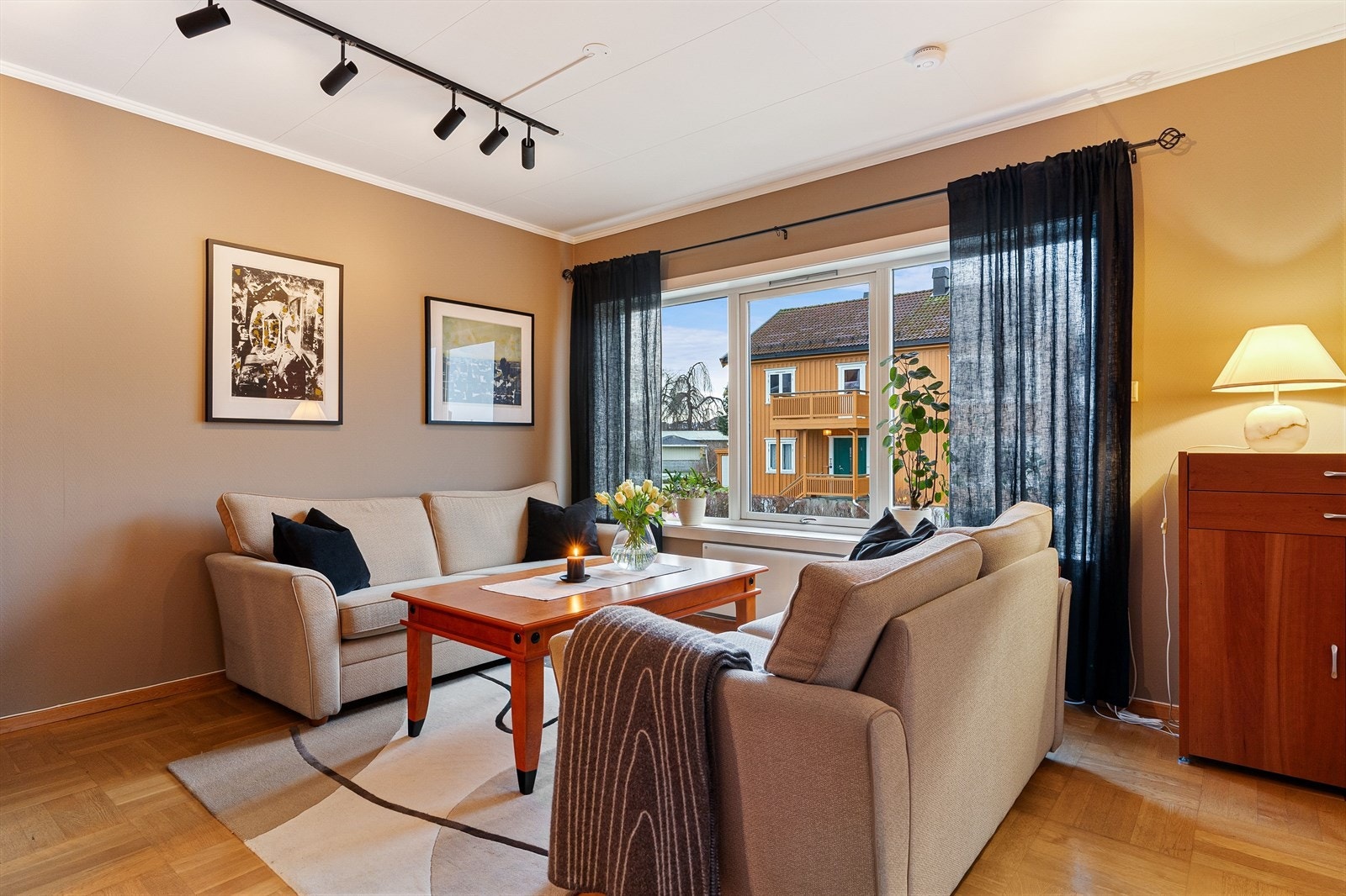 Store vinduer gir godt lysinnslipp. Galleribilde