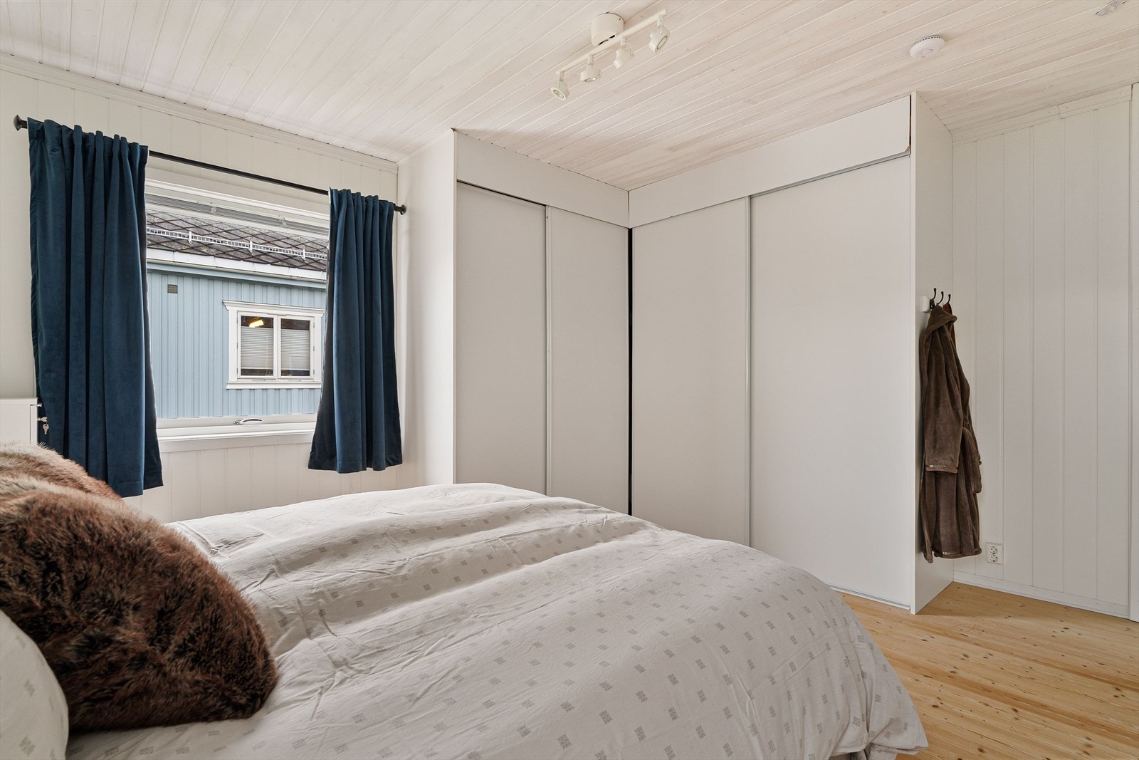 God plass til dobbeltseng med inngang fra begge sider samt rikelig med garderobeplass. Galleribilde