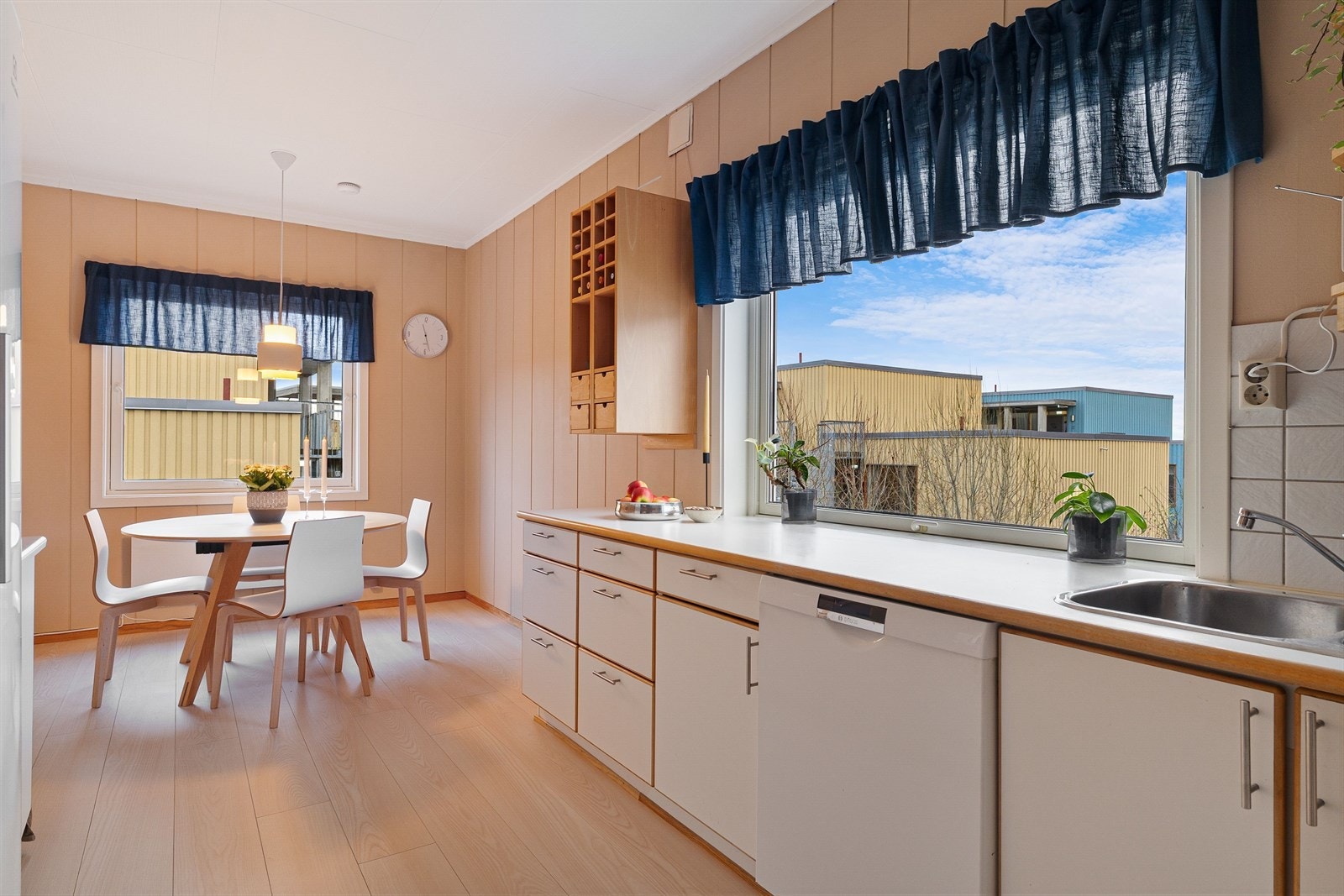 Kjøkkenet har to store vinduer med lysinnslipp fra to sider av bygget. Galleribilde