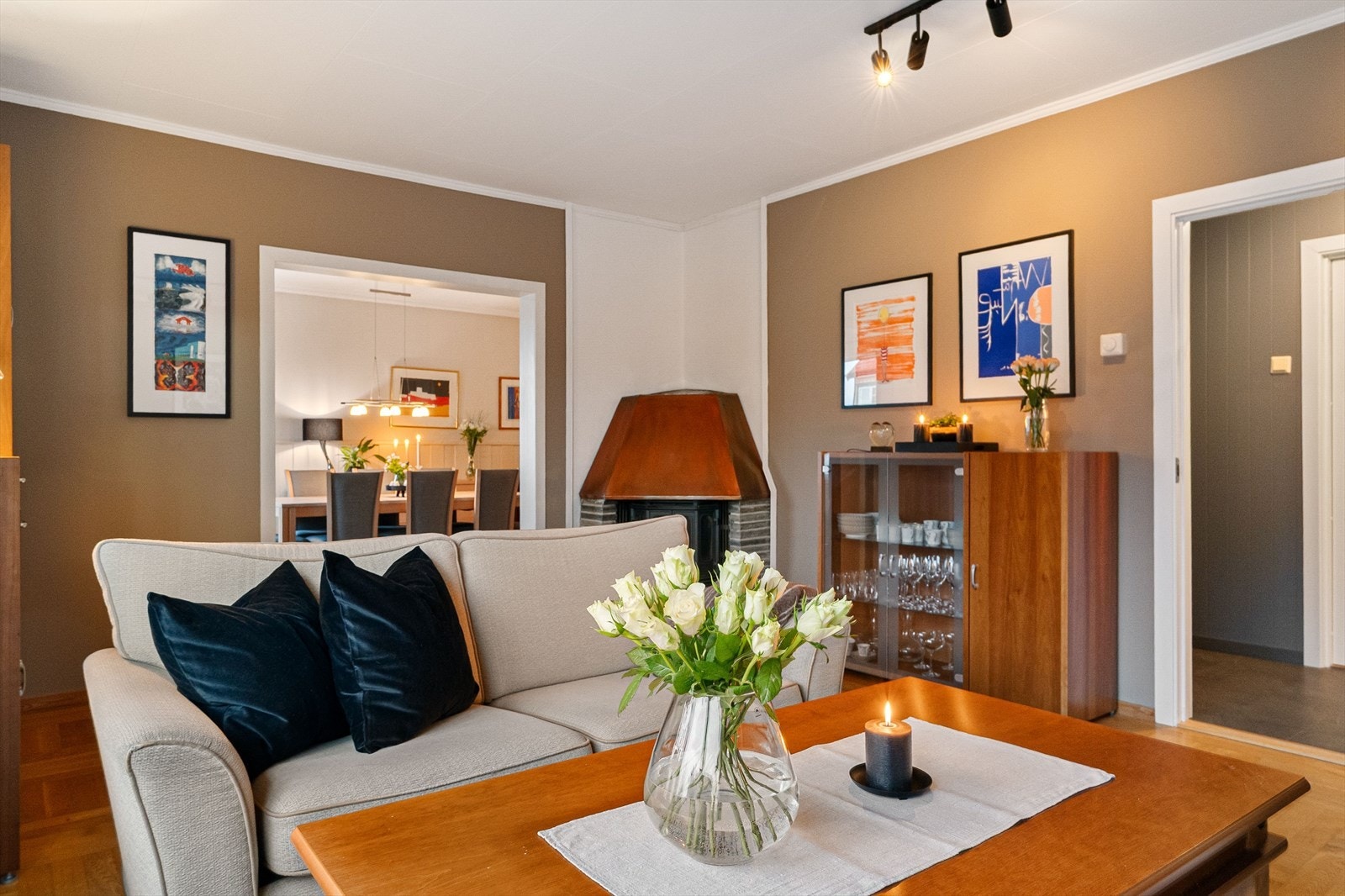 Åpen løsning mellom stue og spisestue gir romslig følelse samtidig som man kan dele oppholdsrommene i ulike soner. Galleribilde