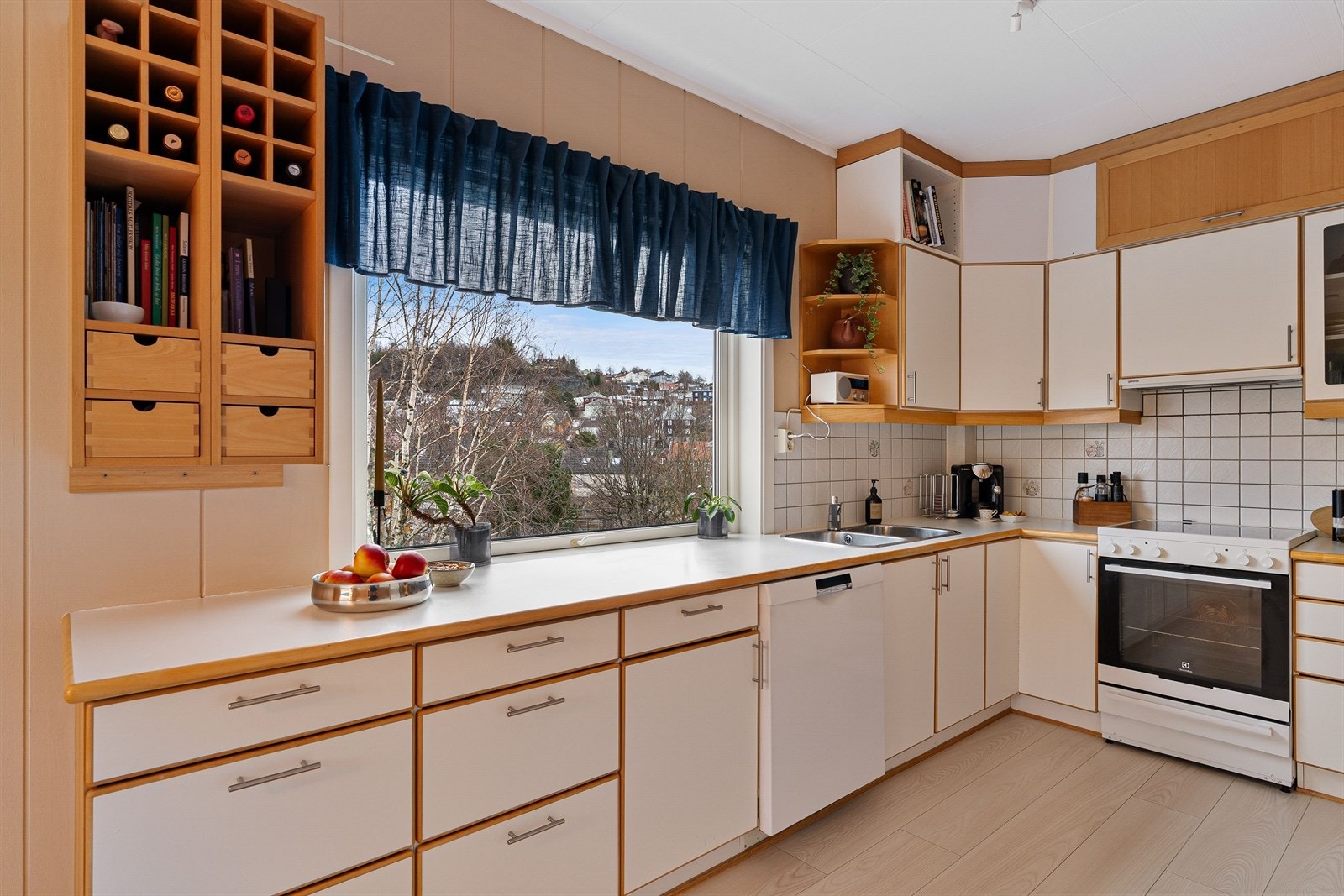 Kjøkkenet har en eldre, men fult funksjonibelt innredning med løse hvitevarer. Galleribilde