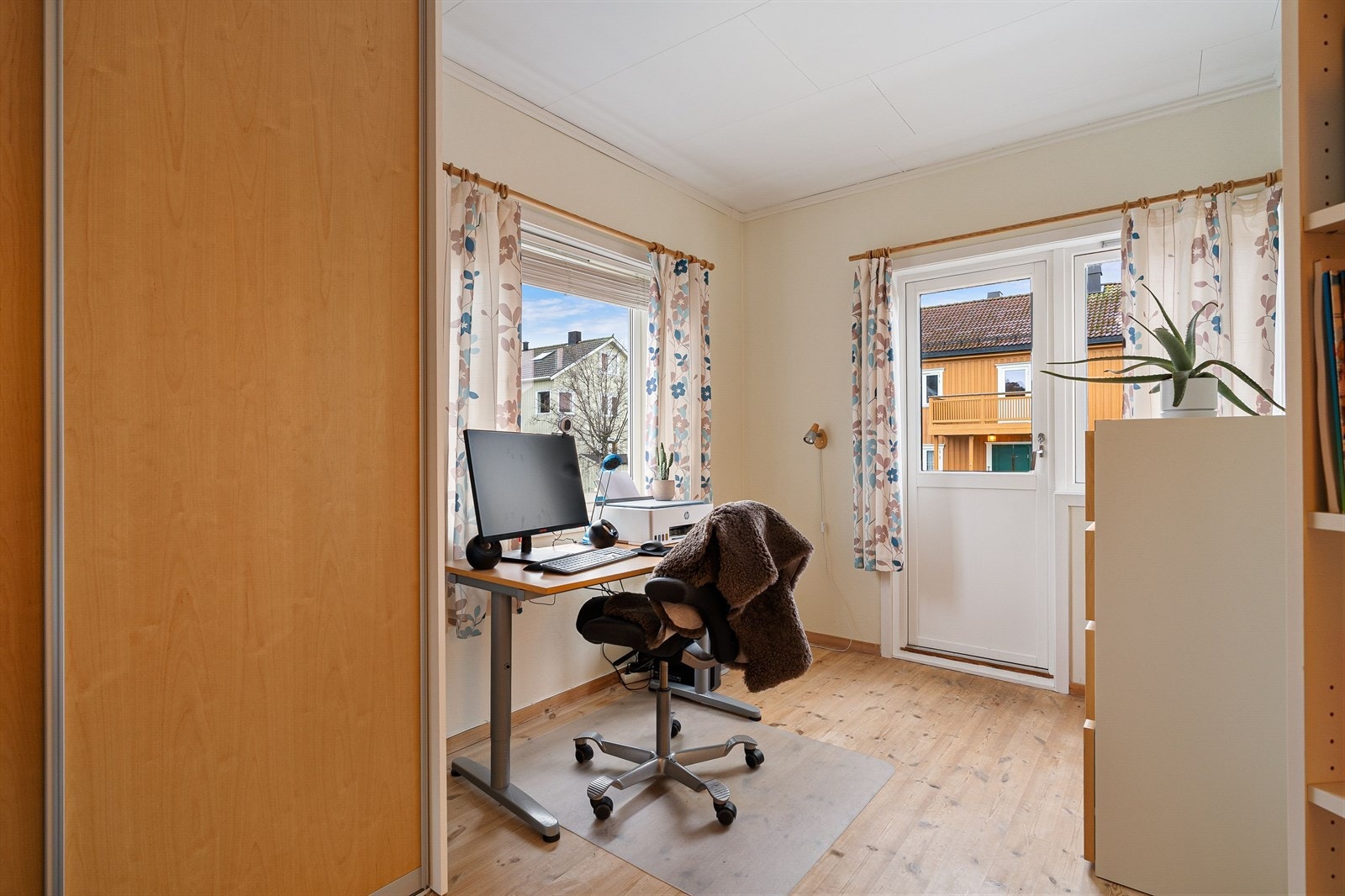 Innredet kontor/ soverom på 11,5m² med utgang til leilighetens balkong. Galleribilde