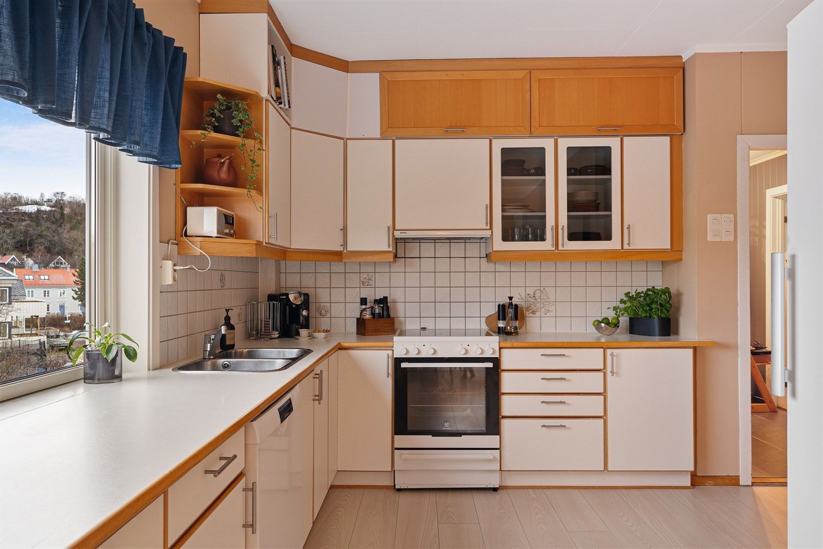 Kjøkkeninnredningen har godt med benk- og skapplass. Galleribilde