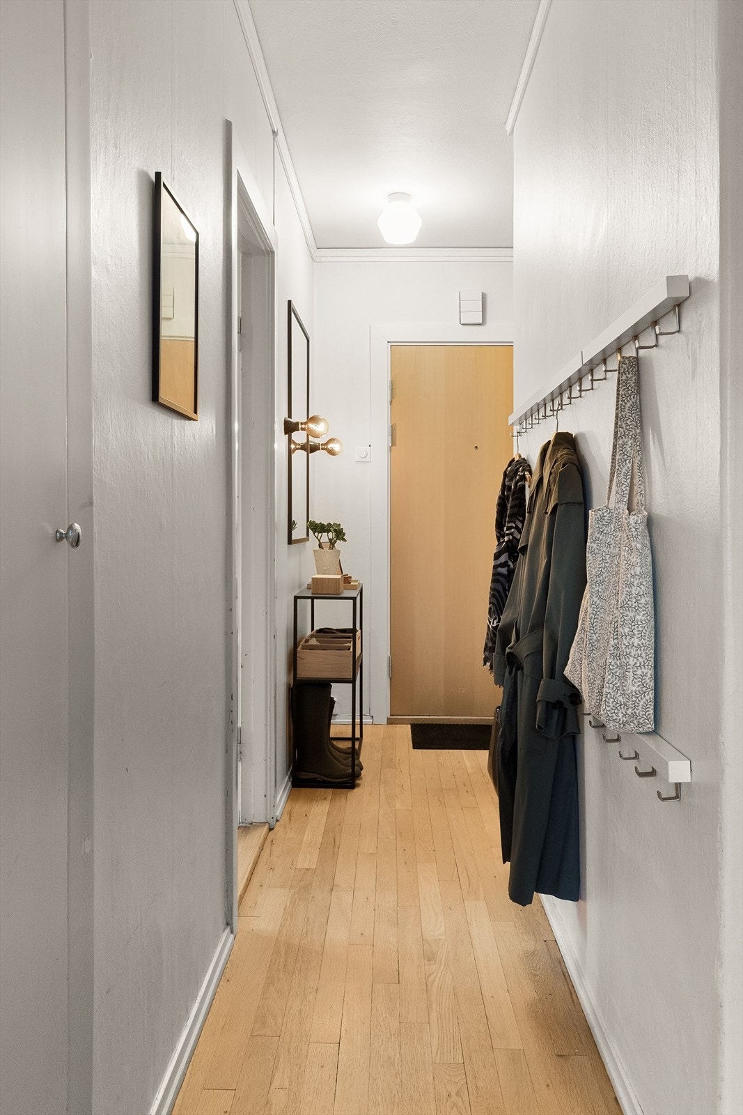 Gangen tar deg videre til entréen hvor badet og toalettet ligger. Døren til venstre går til det tredje soverommet. Galleribilde