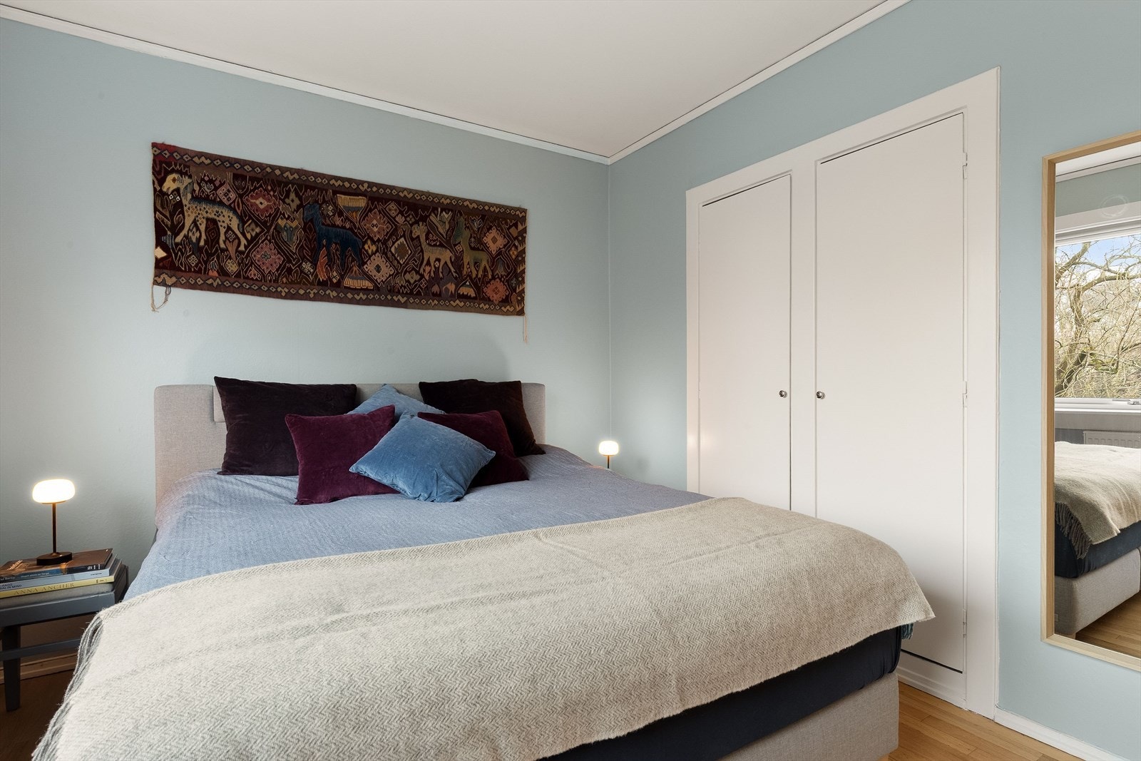 Rommet har integrerte garderobeskap for effektiv oppbevaring. Galleribilde