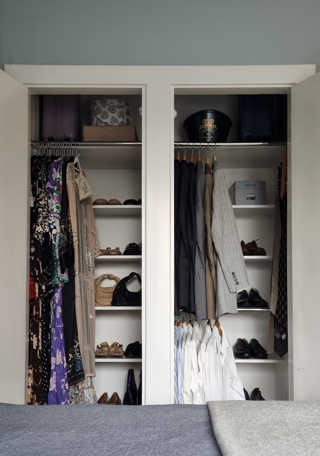 Garderobeskapene har en praktisk innredning med hyller og oppheng. Galleribilde