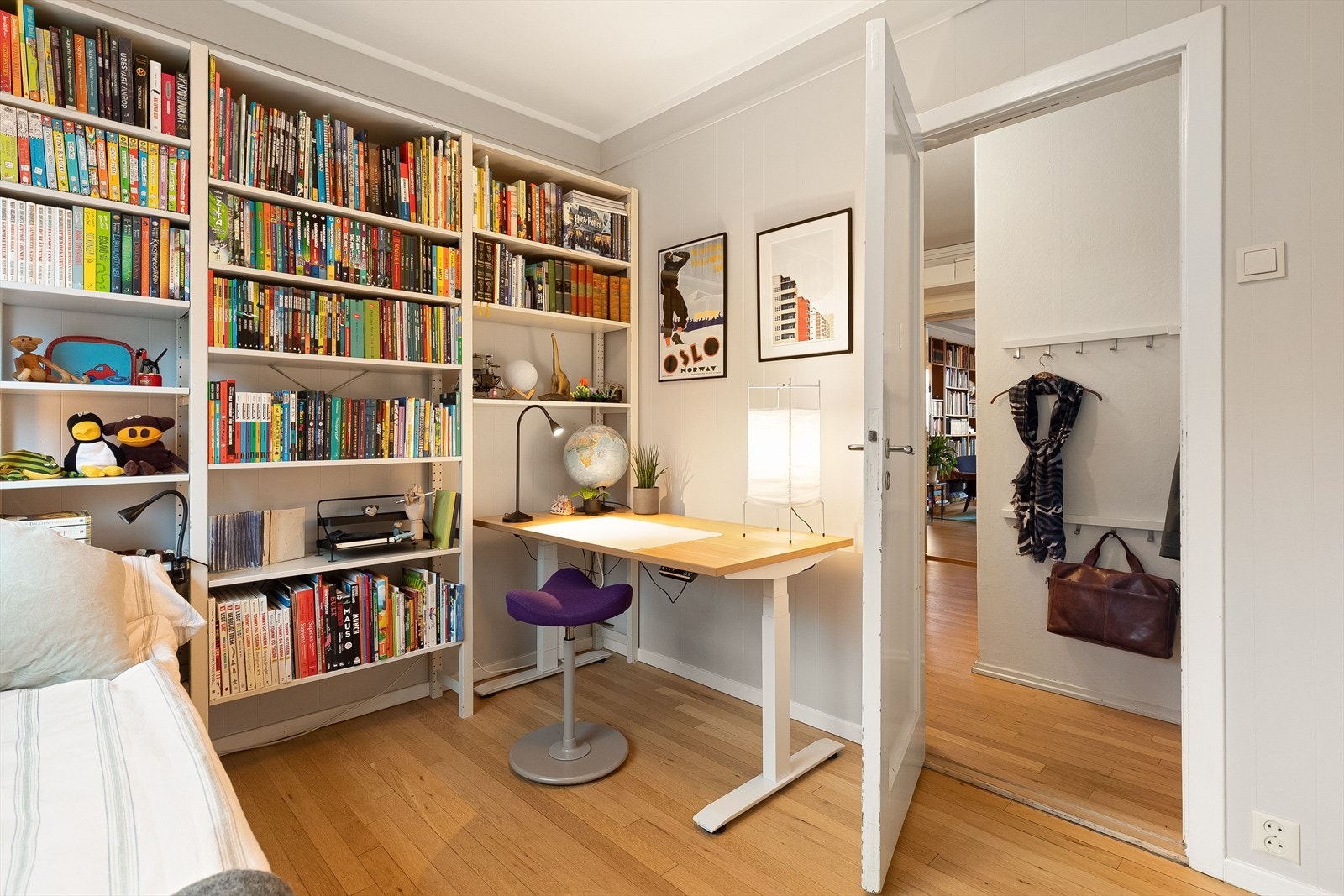 En fleksibel romløsning med flere bruksmuligheter. Her er det plass til seng, kontorpult og garderobeløsninger. Galleribilde